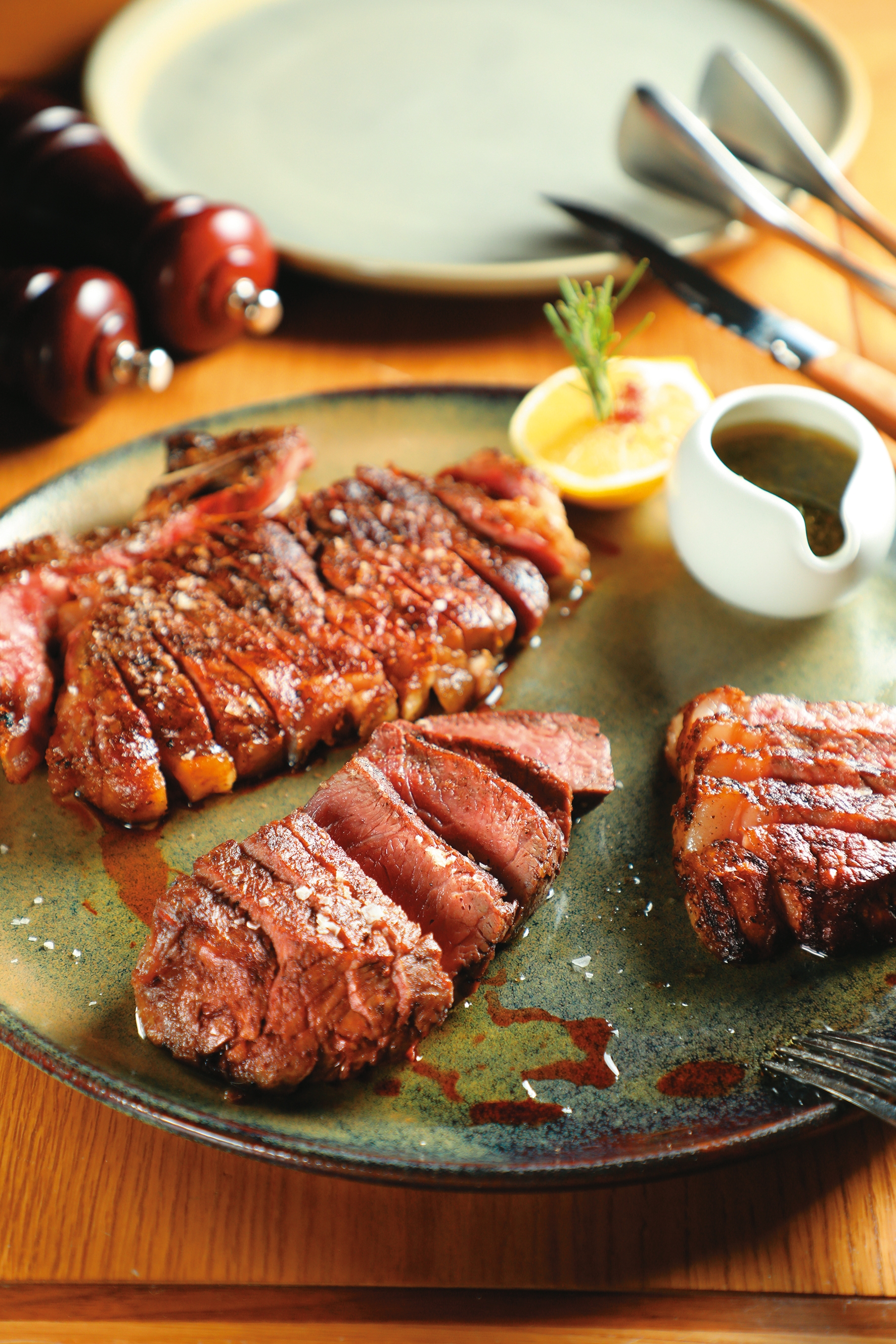 「Stanbroke Signature Tasting Plate」可以同時吃到乾式熟成安格斯帶骨紐約客、草飼牛里脊、招牌安格斯黑牛等3種肉品。（澳幣99元／份，約NT$2,092）