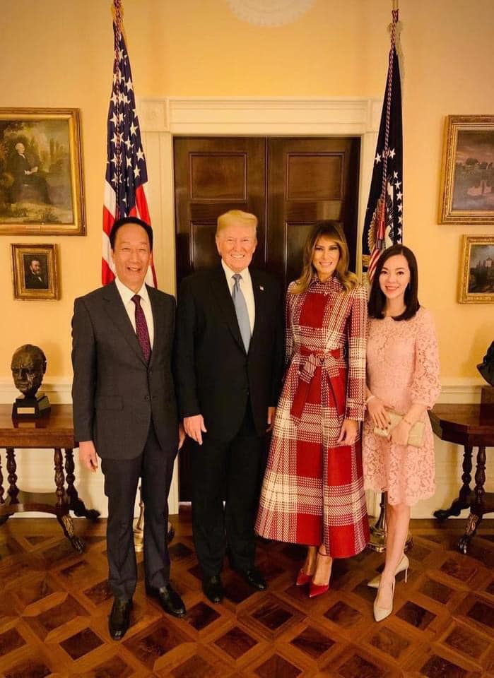 郭台銘、曾馨瑩夫婦曾與前美國總統川普、夫人梅蘭妮亞見面。（翻攝郭台銘臉書）