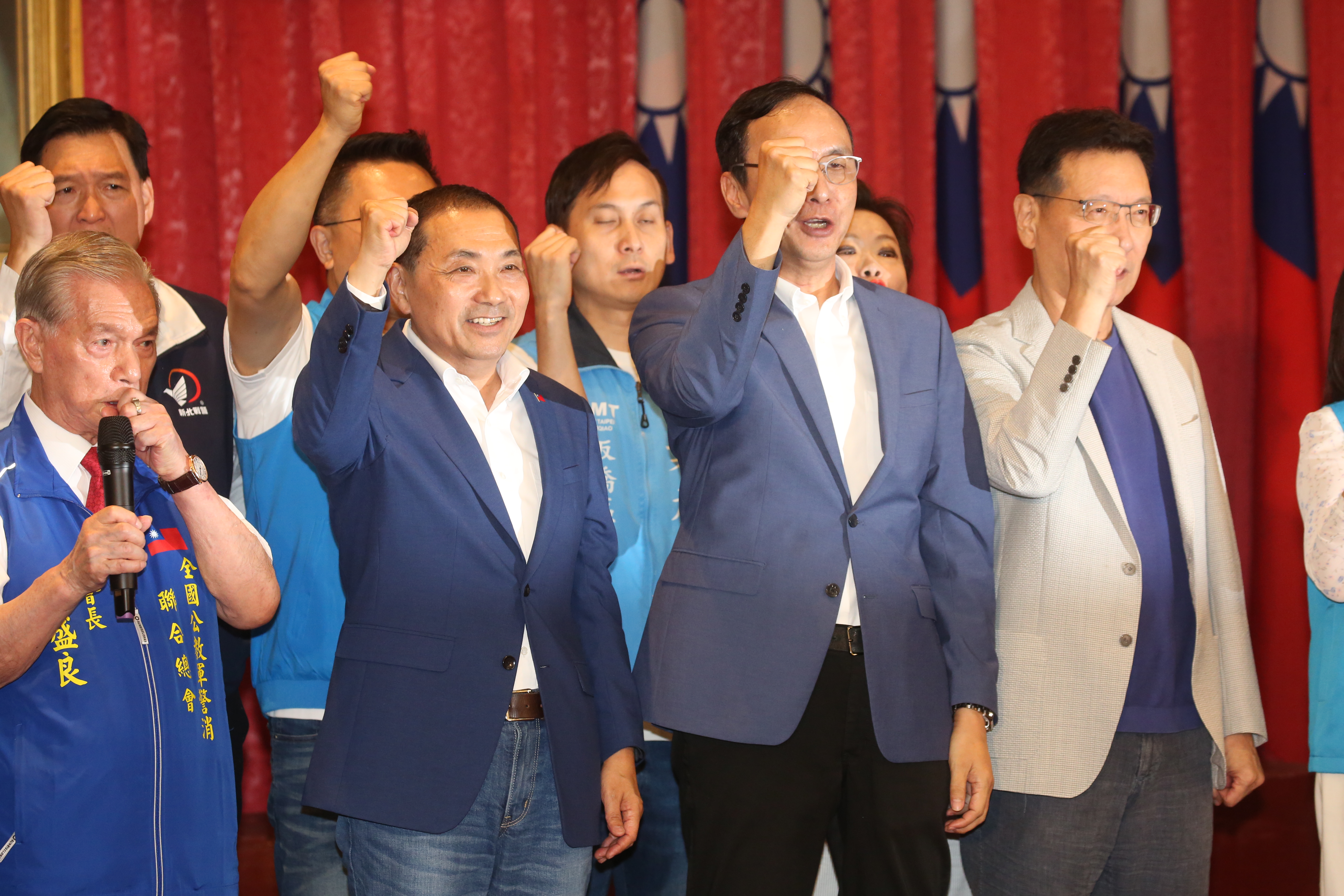 國民黨主席朱立倫與總統提名人侯友宜今出席軍公教警消聯合總會力挺侯友宜大會，朱立倫稱民進黨現在看到藍營內鬨最開心，呼籲大家槍口一致對外。