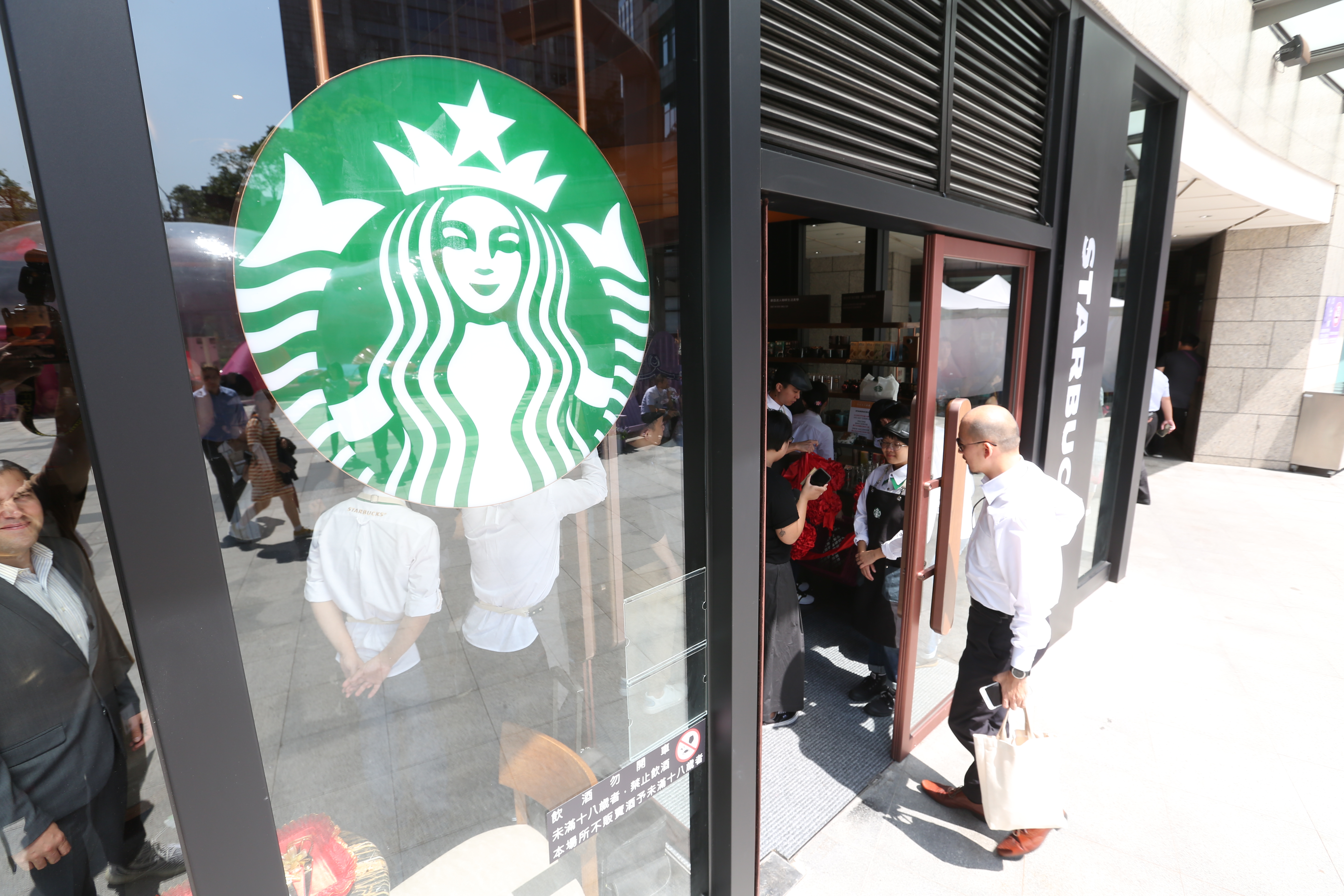星巴克將於8月1日起停止提供免費購物紙袋。（本刊資料照）