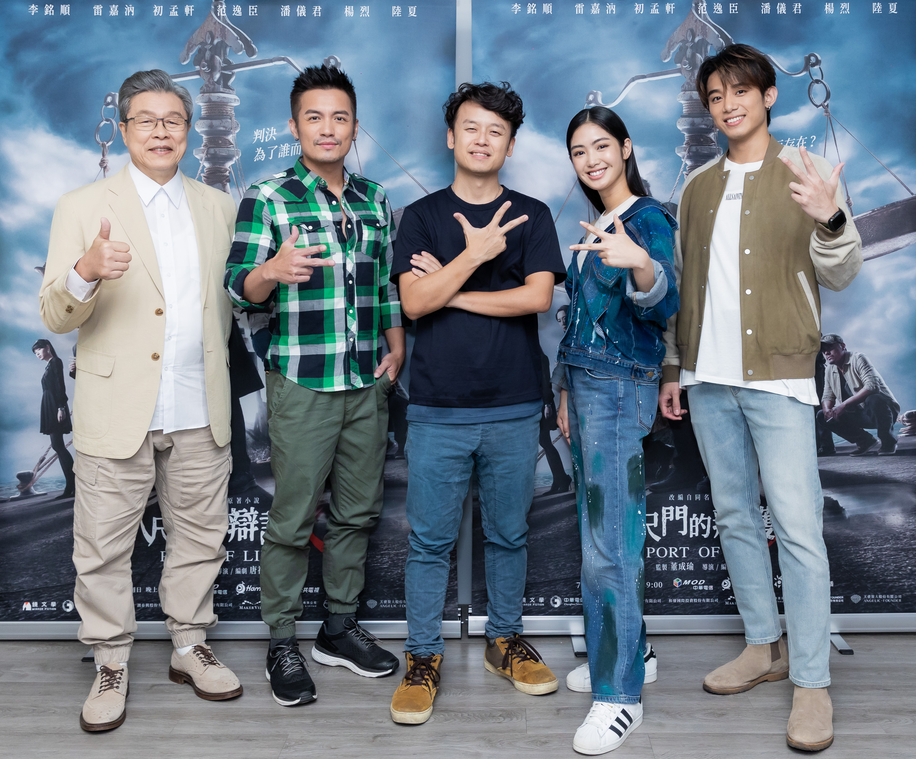 《八尺門的辯護人》團隊今現身為戲造勢。（鏡文學提供）