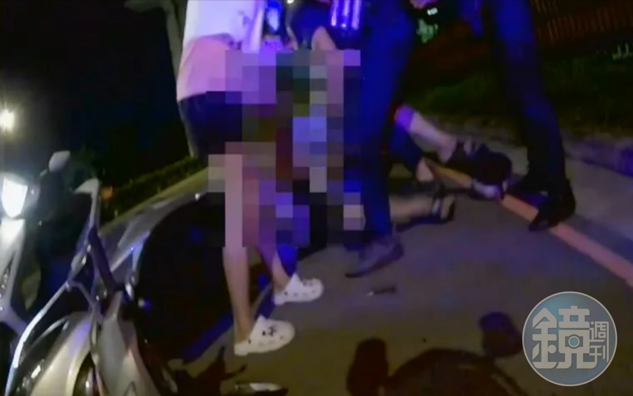 曹男拒檢與警追逐至少40分鐘，最後在烏日因機車沒油才停下，員警立刻上前壓制。（翻攝畫面）