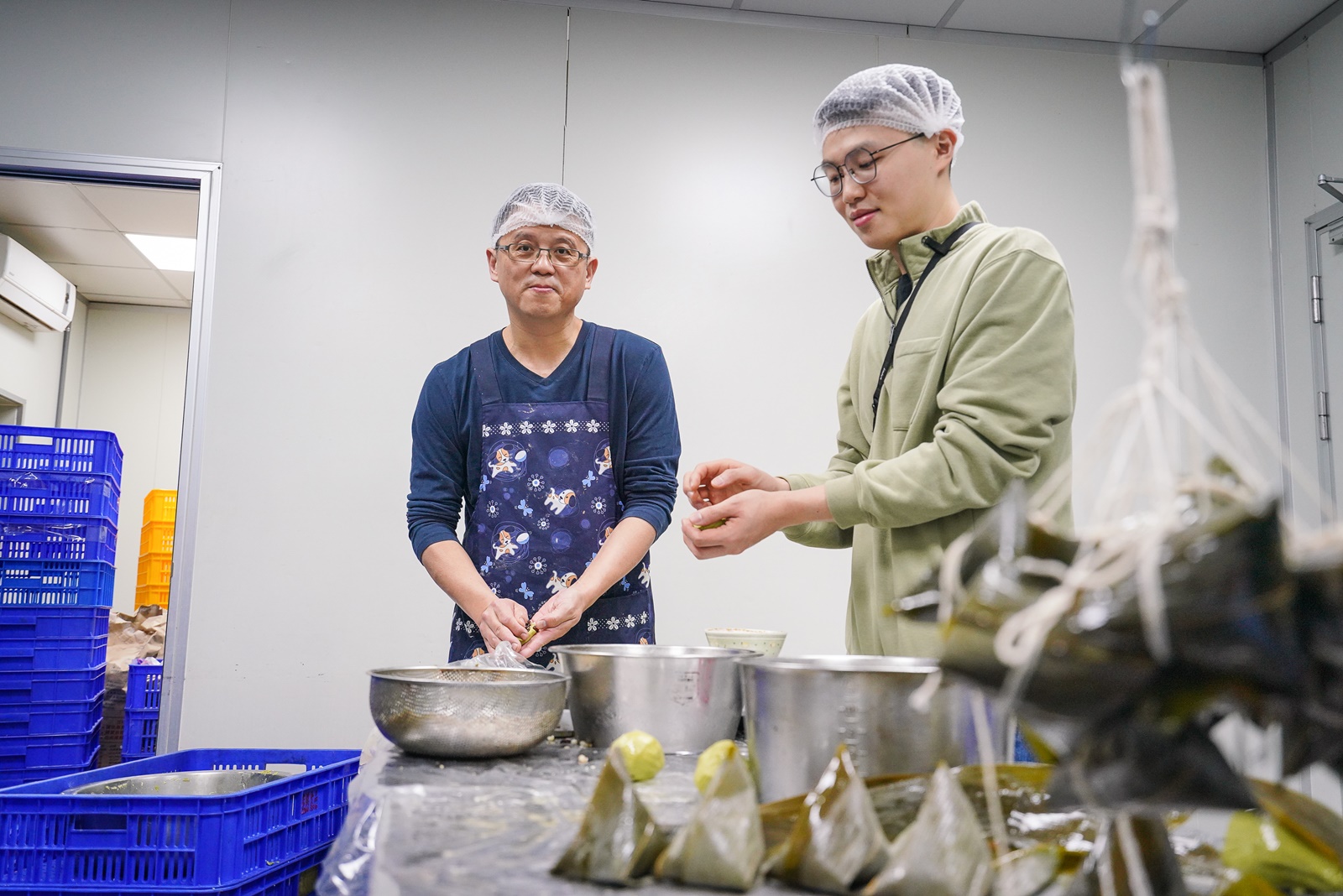 林裕強（左）攜手兒子林凡凱（右）接班59年粿行，沿用古法做出新口味。