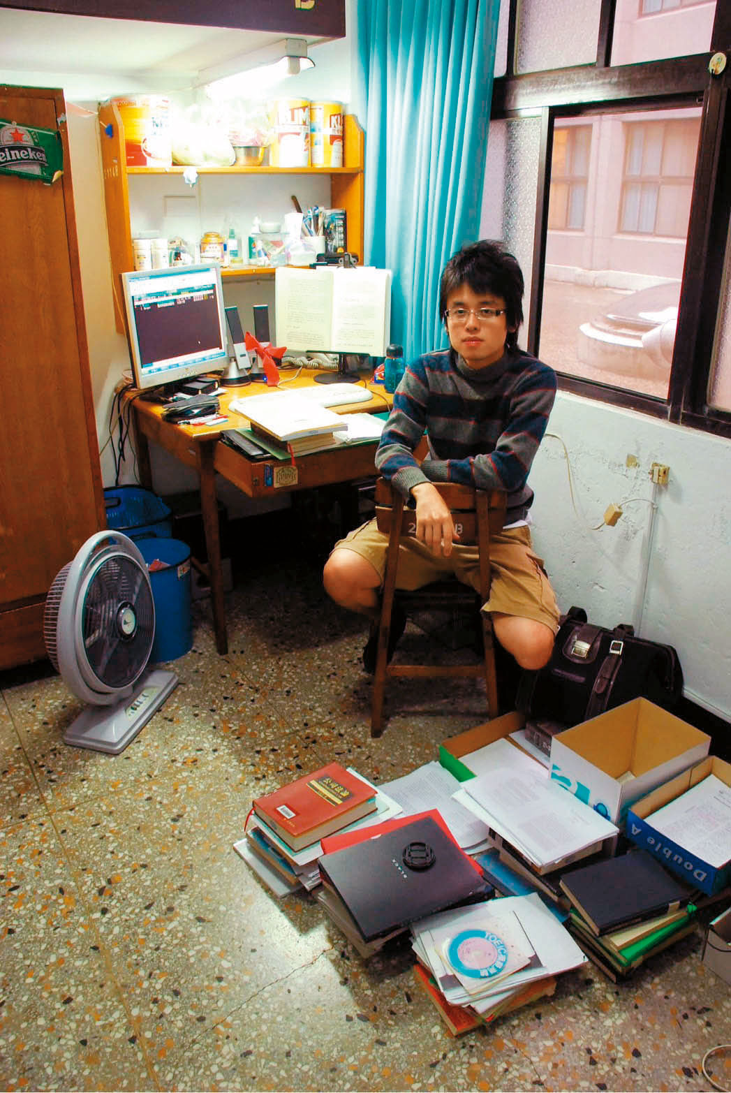 2008年，唐福睿即將完成碩士論文，在輔大宿舍拍照留念。（唐福睿提供）