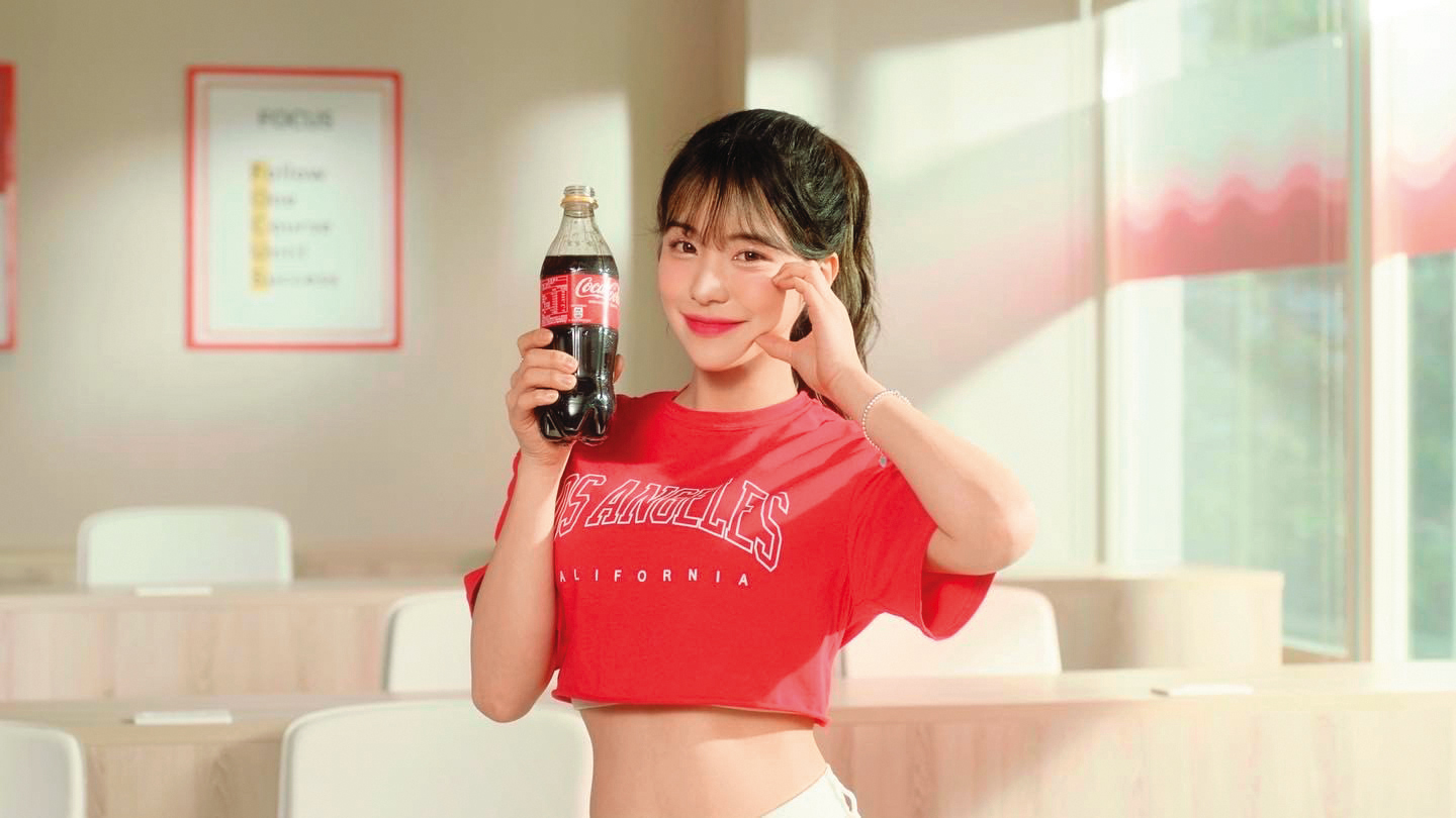 來台發展才3個月就代言可口可樂,李多慧興奮地說:「韓國代言人是NewJeans,當然要接下這個工作。」(翻攝自李多慧IG)