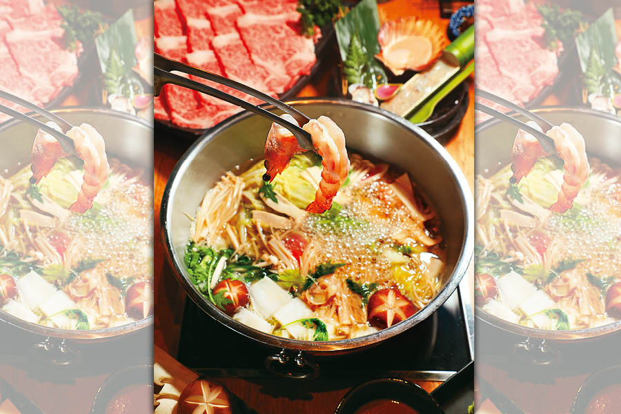 所有火鍋套餐都附有迷你生魚片、肉品、季節前菜、蔬菜盤與雜炊。（澳幣66.9元起／套餐，約NT$1,390）