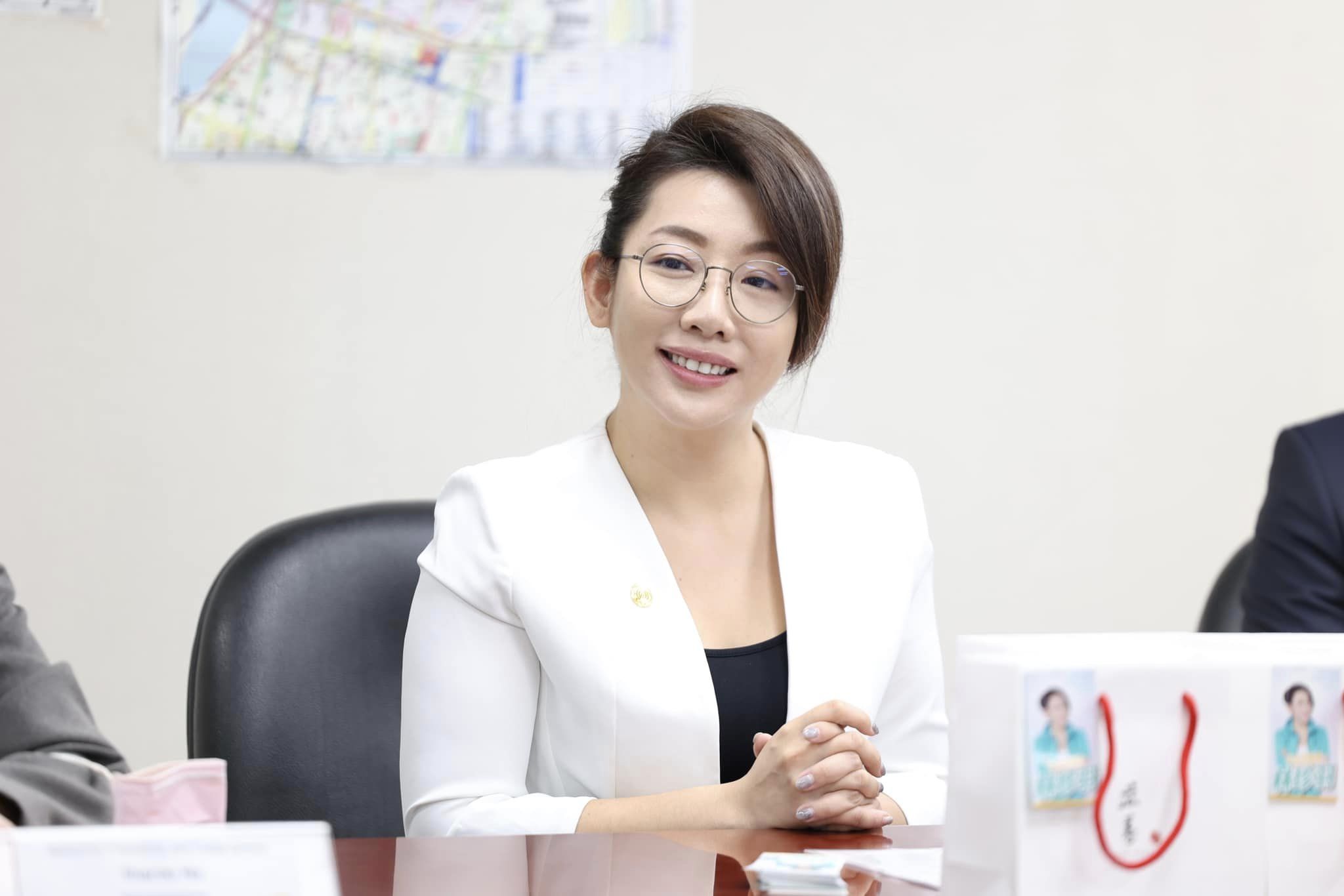 林珍羽表示，柯對她是「愛之深，責之切」，而她不覺得委屈。（翻攝自臉書＠林珍羽）