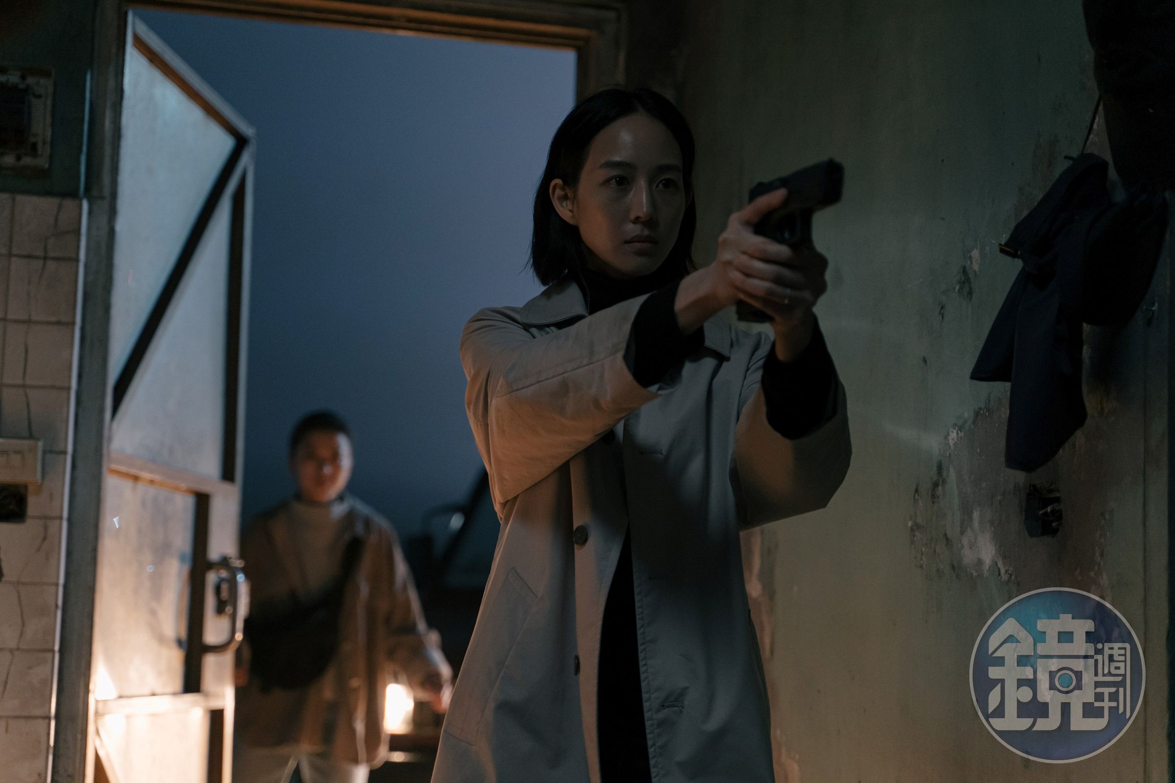 張鈞甯已非第一次扮女警,仍為戲苦練持槍及擒拿。(華映提供)