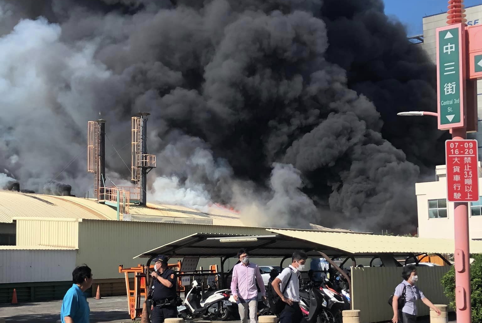高雄楠梓加工區發生火警，可見火勢相當猛烈，濃煙還不斷直竄天際。（翻攝自爆廢公社二館）