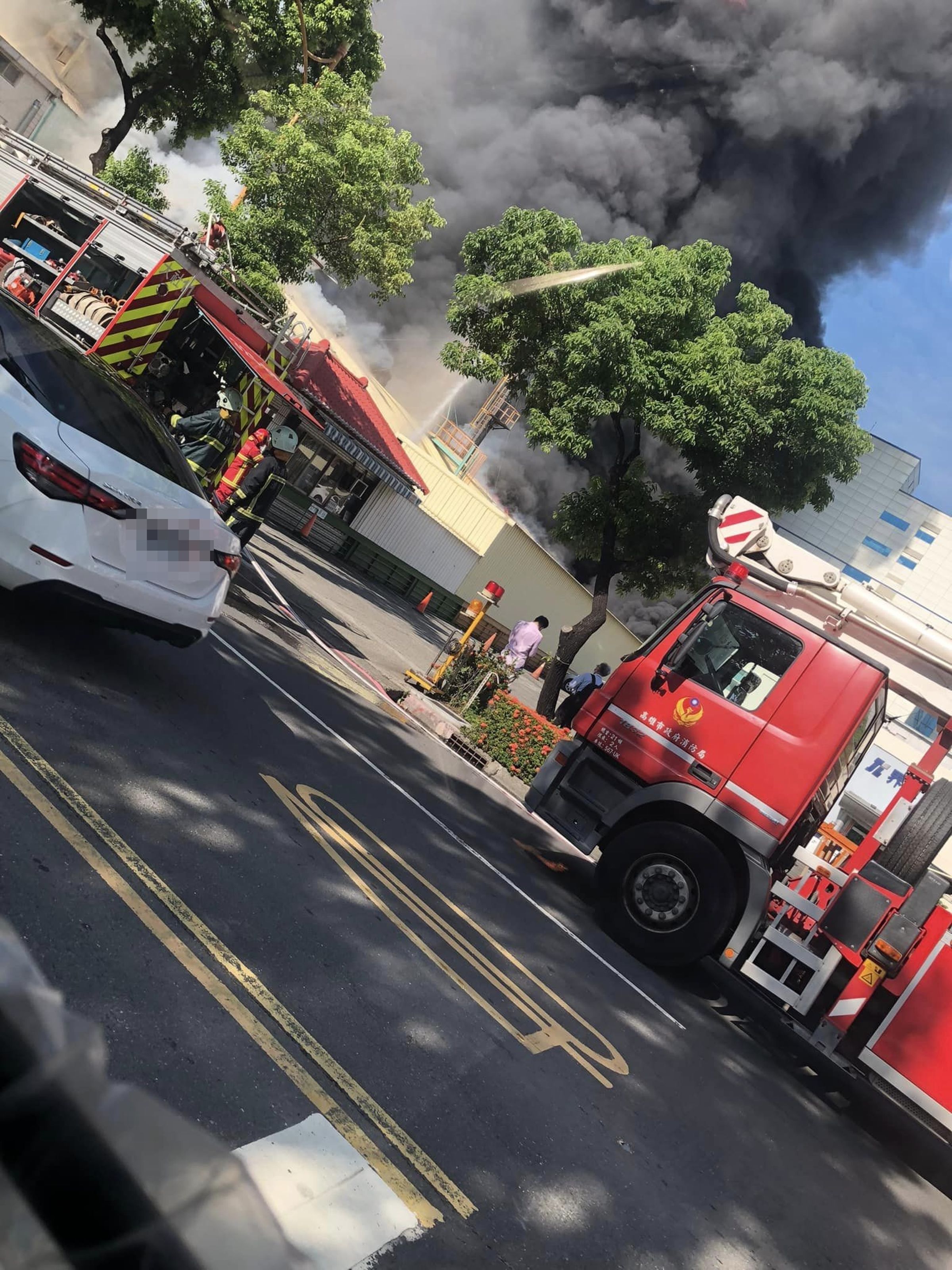 警消獲報後,已派出50位消防員19輛消防車進行搶救。(翻攝自爆廢公社二館)