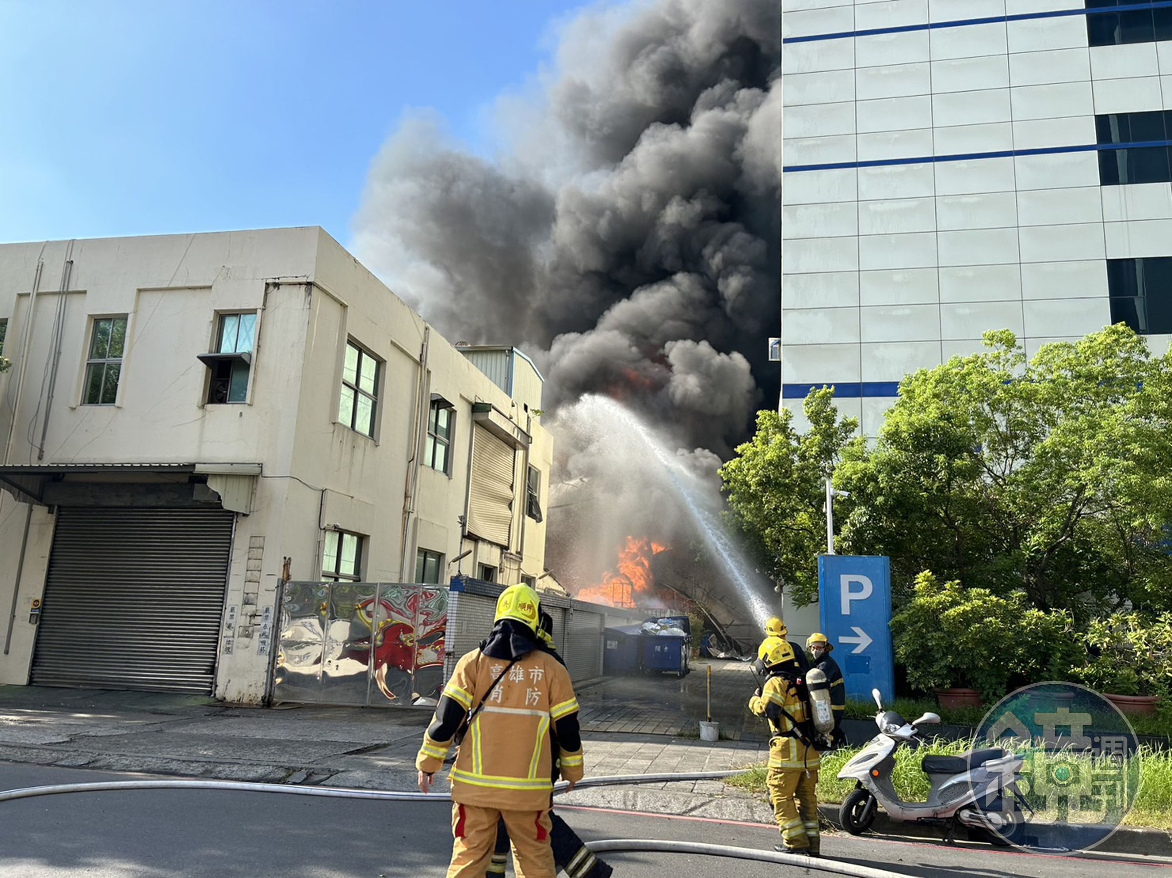 楠梓加工區日商塑美貝公司發生大火，冒出濃煙及火勢。（翻攝畫面）