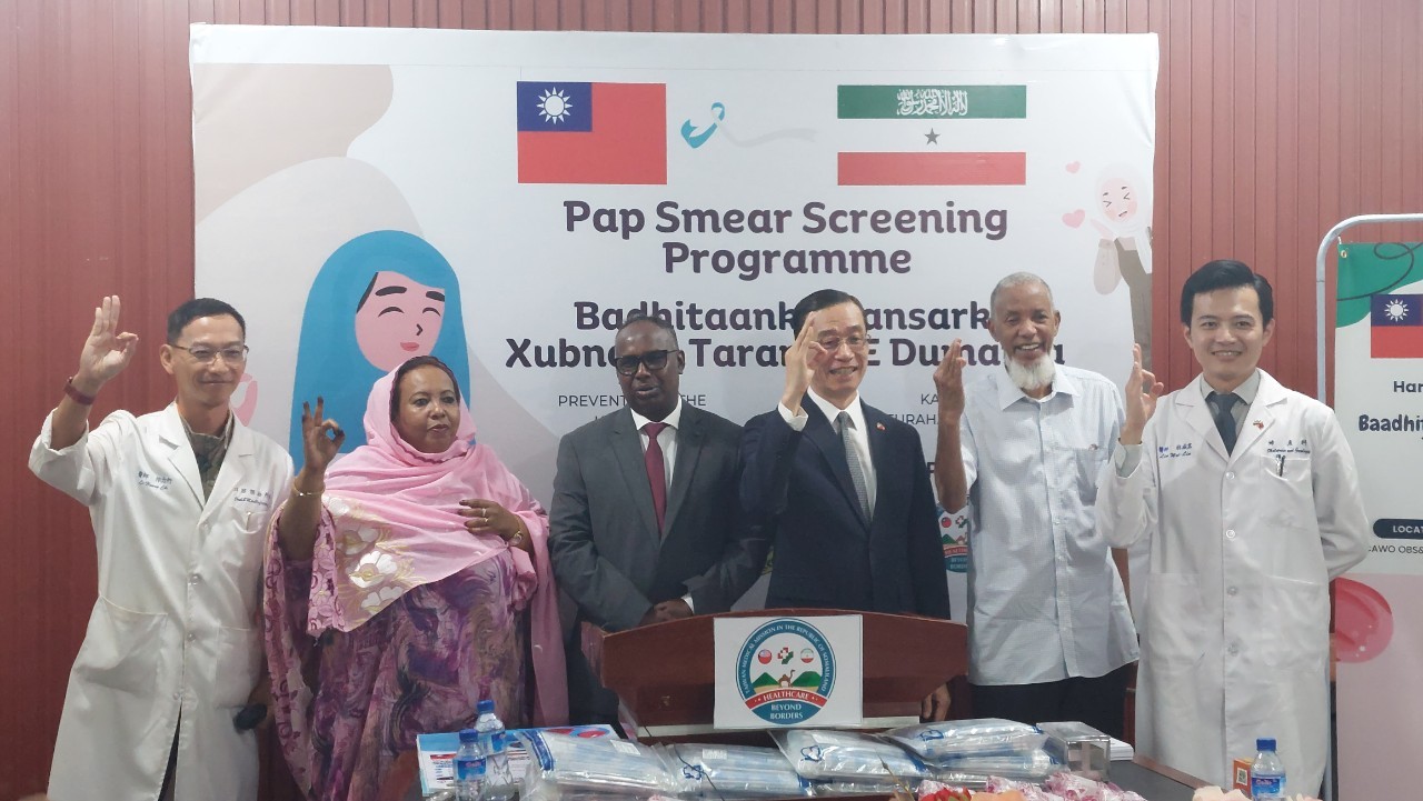 萬芳醫院駐索馬利蘭醫療團，在該國推廣子宮頸癌篩檢預防觀念。（萬芳醫院提供）