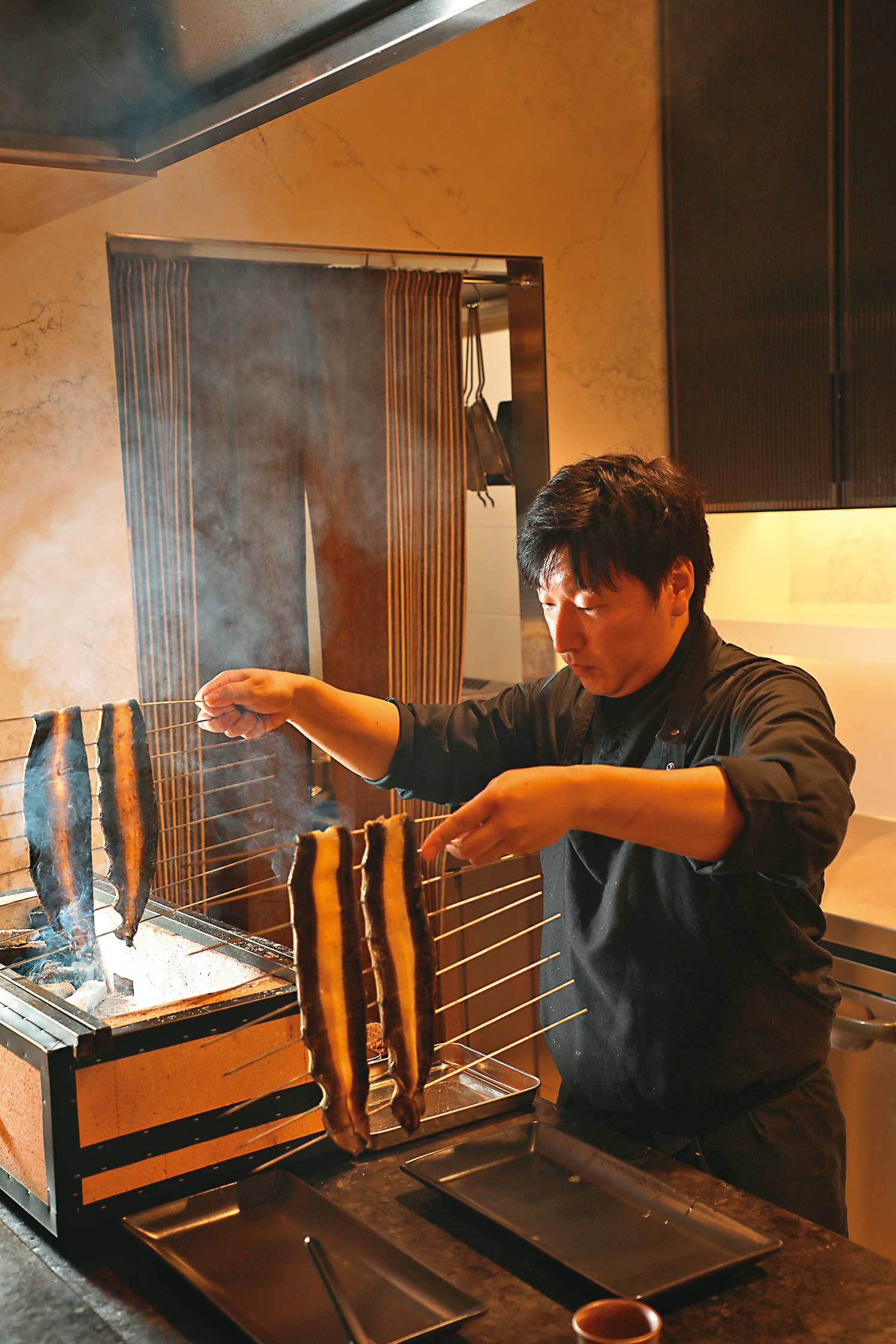 吉野主廚的老家經營江戶時代傳下的鰻魚割烹店，燒烤鰻魚很有一套。