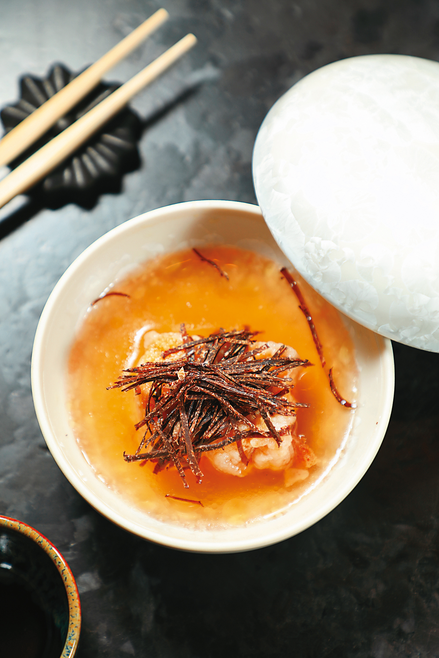 軟嫩的胡麻豆腐淋上以鴨肉取代柴魚熬製的高湯，放上大把細切黑松露，是在澳洲才吃得到的豪邁感。