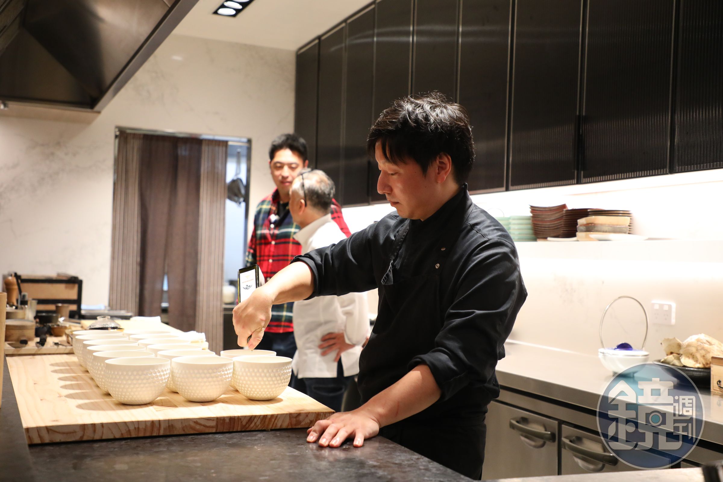 吉野勝二遊走過世界各地的頂級餐廳，料理風格百變。
