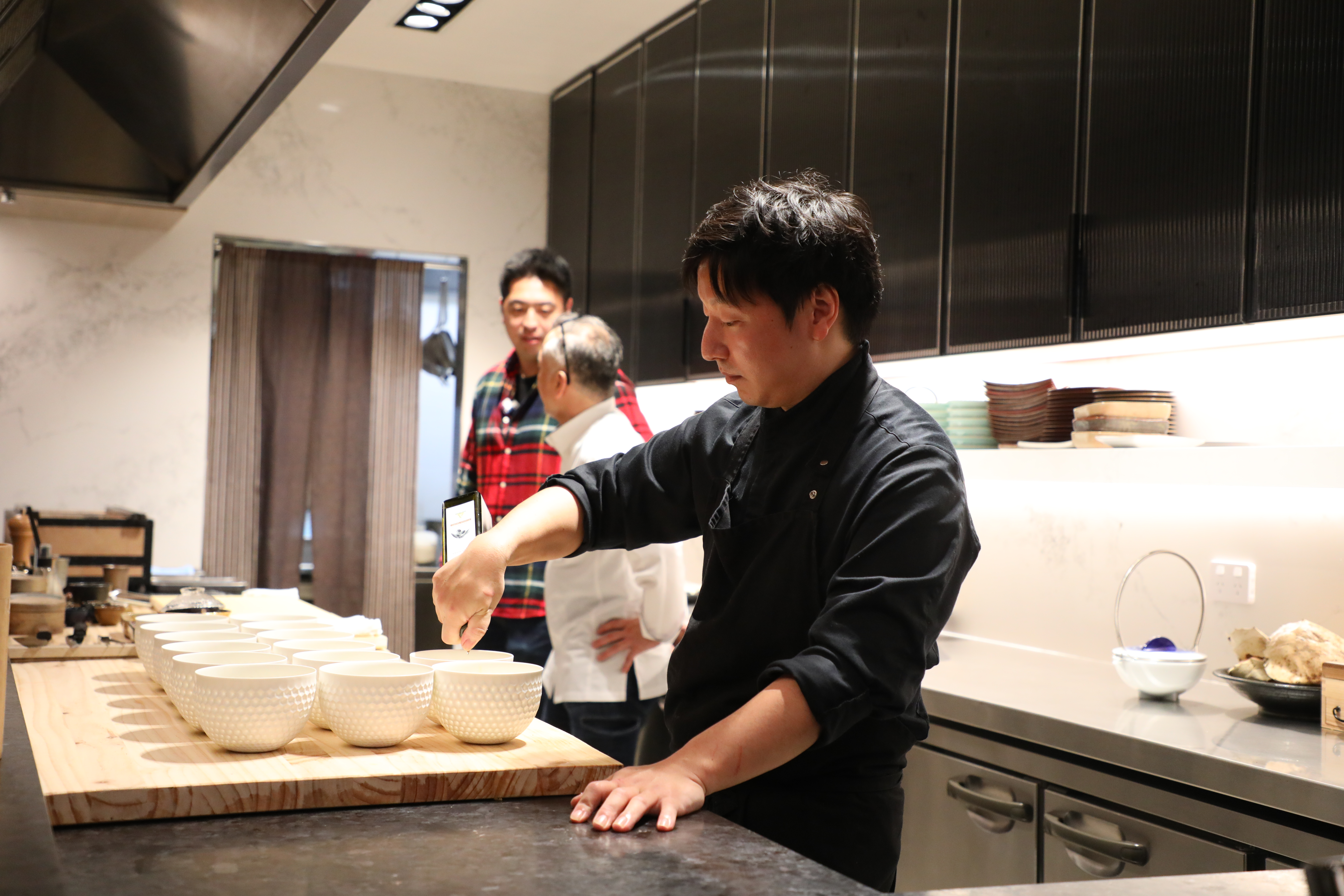 吉野勝二遊走過世界各地的頂級餐廳，料理風格百變。
