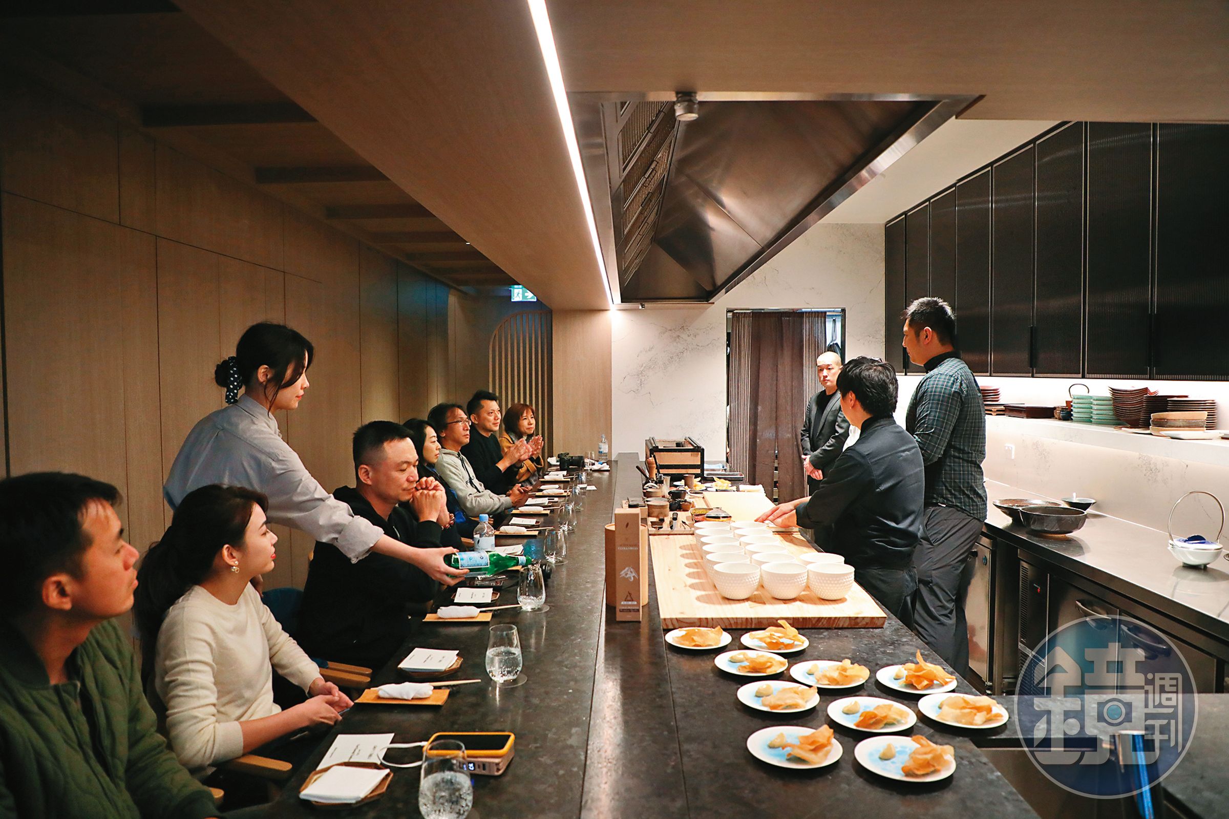 以板前形式呈現的「Azabu Chef's Table」人氣頗高，需要在網上提前預約。