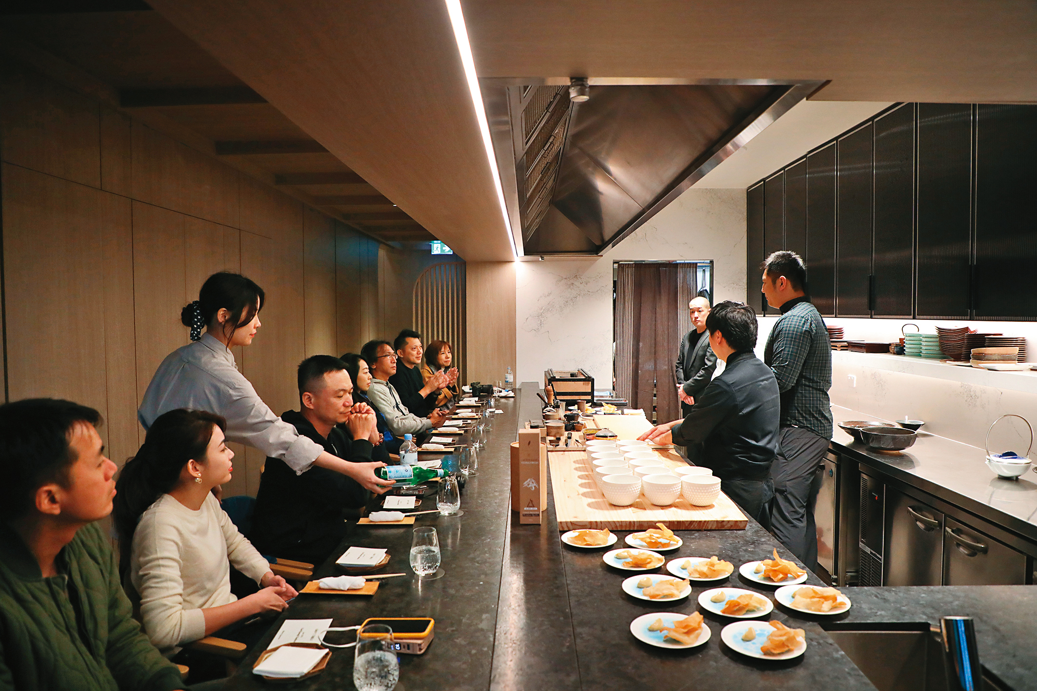 以板前形式呈現的「Azabu Chef's Table」人氣頗高，需要在網上提前預約。