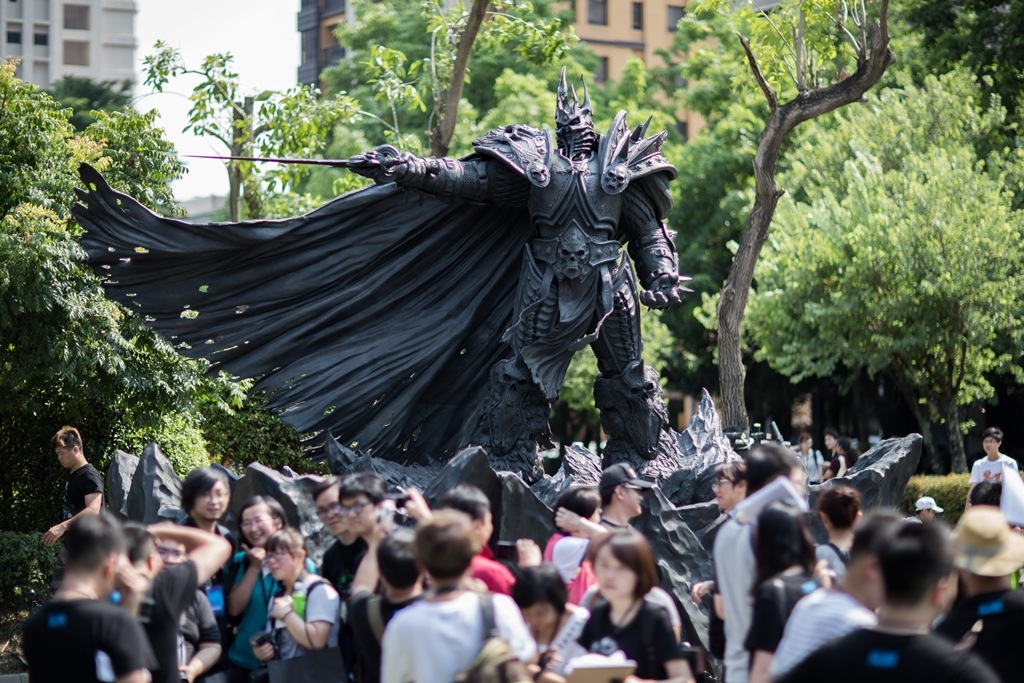 位於台中草悟道的《魔獸世界》「阿薩斯」巨型青銅雕像在2016年設立，吸引許多《魔獸》粉絲專程前往參觀。（翻攝自動視暴雪官網）