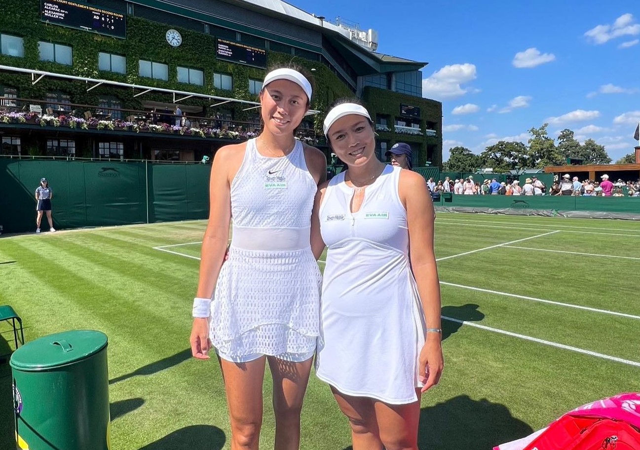 詹詠然(右)、詹皓晴(左)本屆溫網之旅告終。(翻攝詹皓晴臉書)