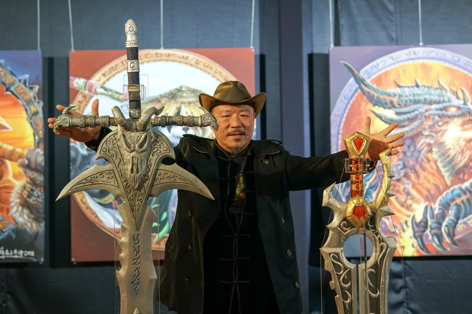 2019年《魔獸世界》推出15週年，動視暴雪邀多位台灣藝術家創作《魔獸》藝術品。木雕創作者林昭辰以木雕重現多款兵器。