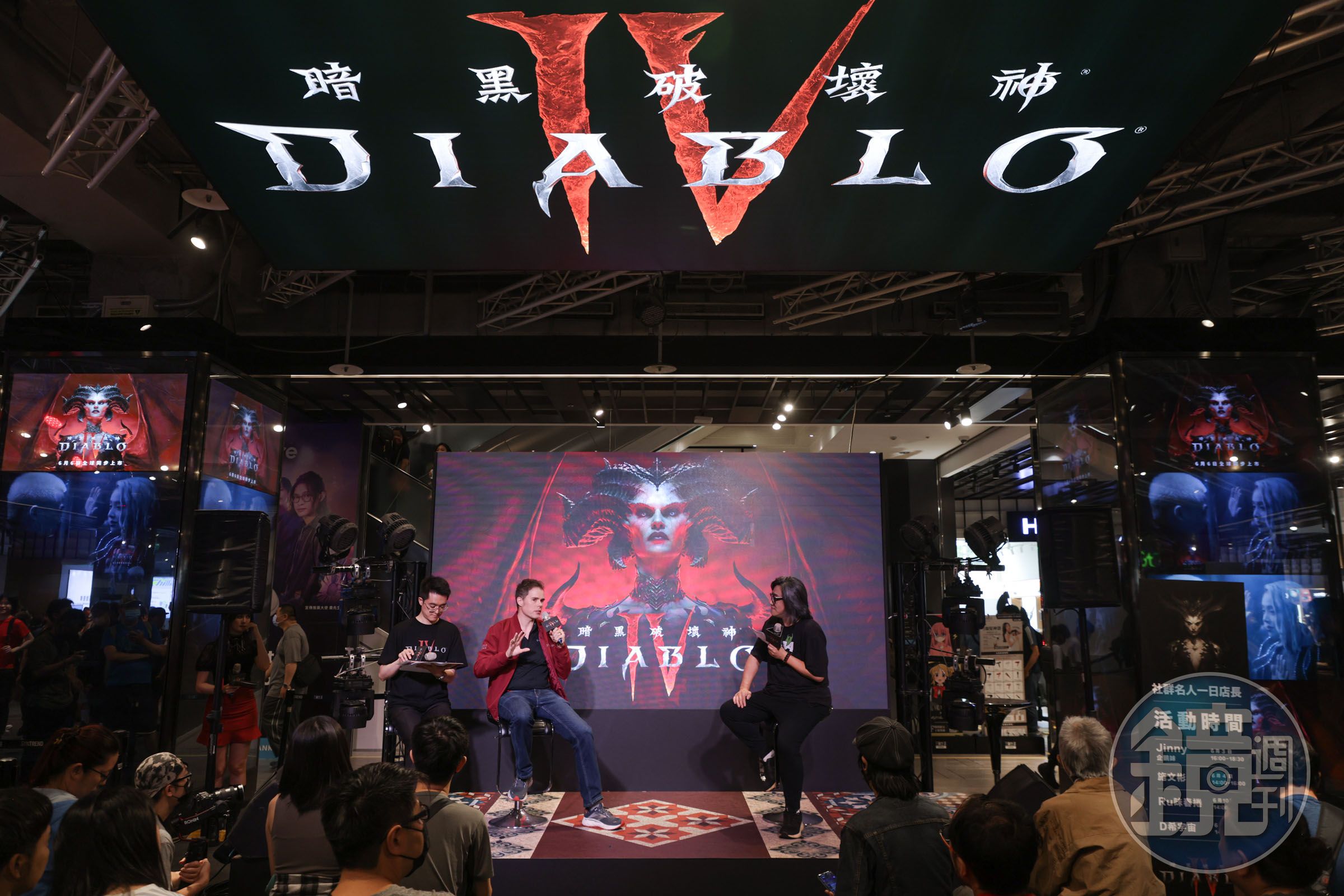 《暗黑破壞神IV》6月初在台舉辦上市活動，由歌手施文彬（右）擔任玩家社群代表提問，與遊戲總監Joe Shely（左）對談。（動視暴雪提供）