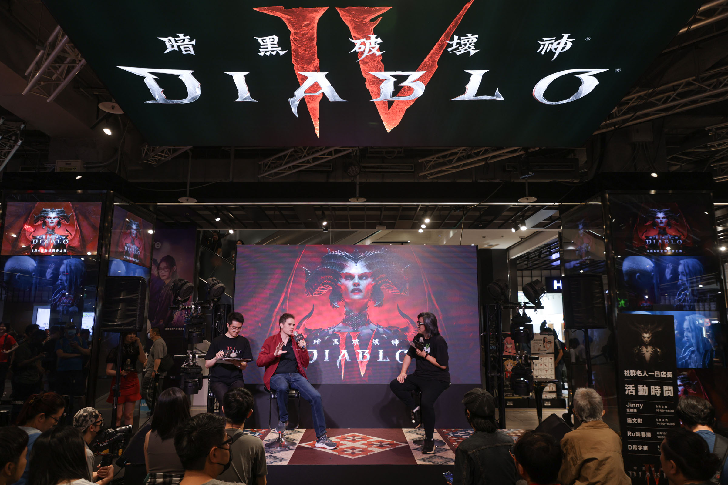《暗黑破壞神IV》6月初在台舉辦上市活動，由歌手施文彬（右）擔任玩家社群代表提問，與遊戲總監Joe Shely（左）對談。（動視暴雪提供）