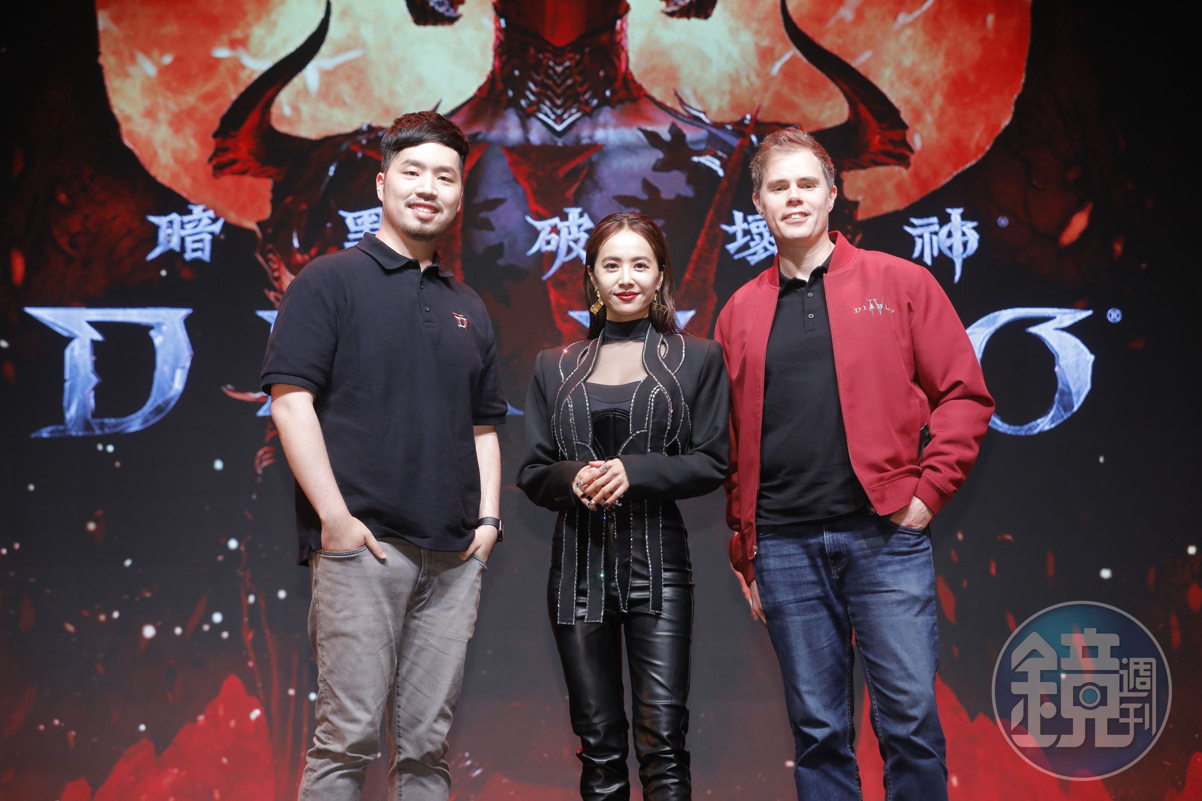 蔡依林（中）擔任《暗黑破壞神IV》台、港、澳代言人，遊戲總監Joe Shely（右）、資深遊戲製作人Paul Lee（左）來台參加上市記者會。