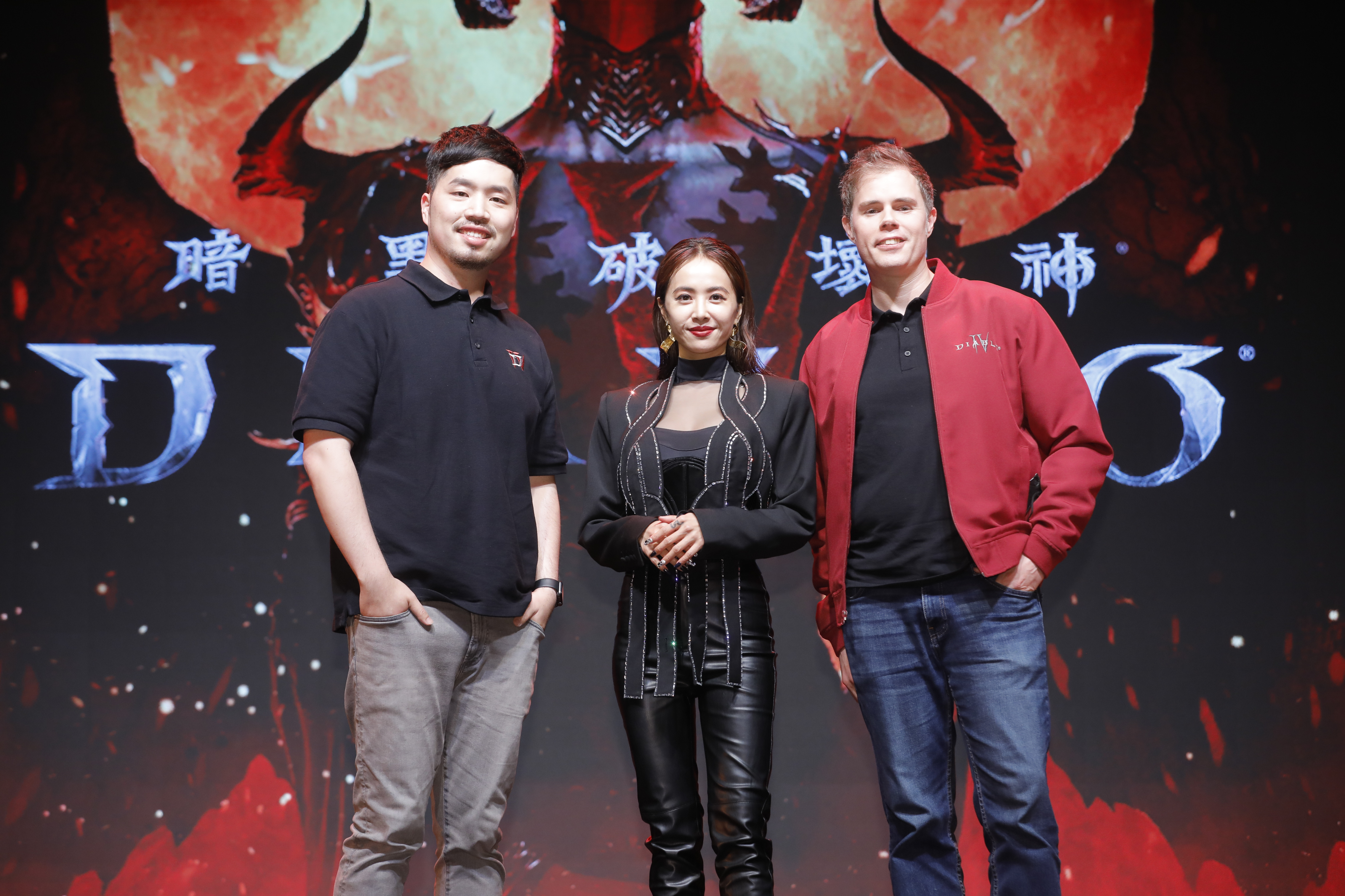 蔡依林（中）擔任《暗黑破壞神IV》台、港、澳代言人，遊戲總監Joe Shely（右）、資深遊戲製作人Paul Lee（左）來台參加上市記者會。
