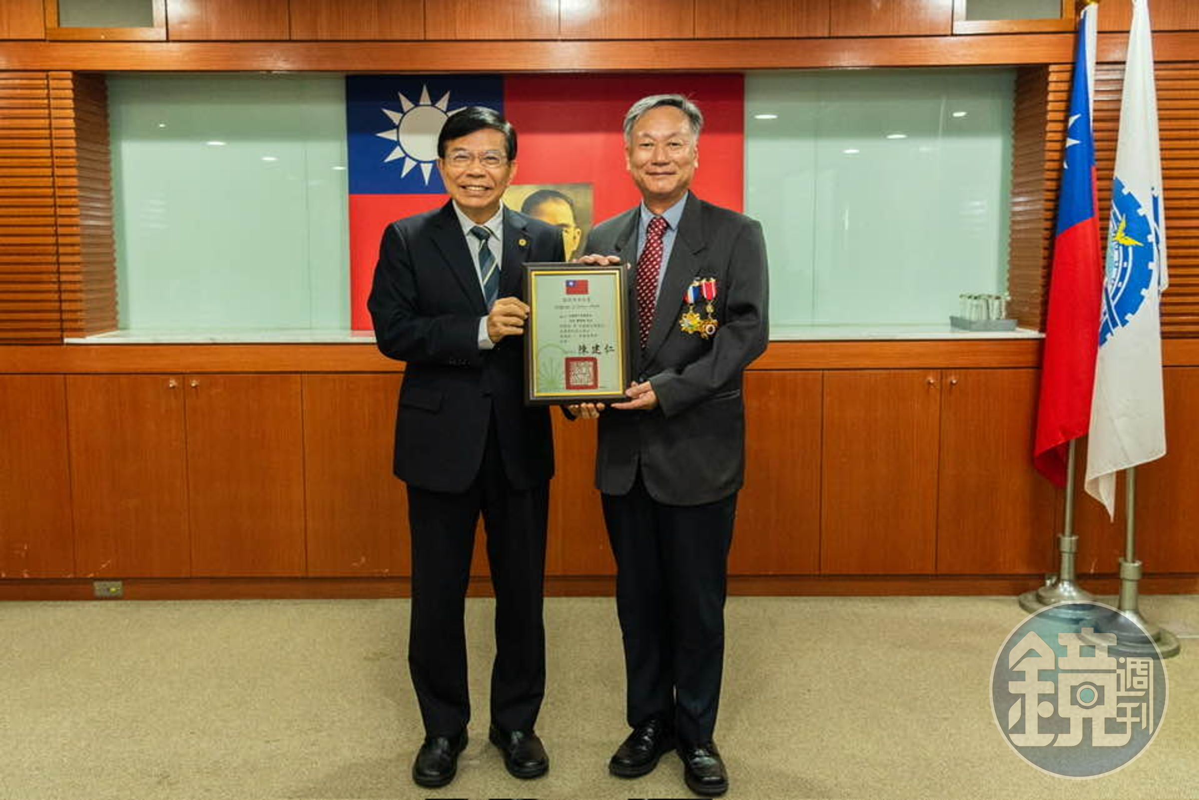 中央氣象局長鄭明典(右)即將退休,他今po文曬出自己的「畢業照」。(翻攝自鄭明典臉書)