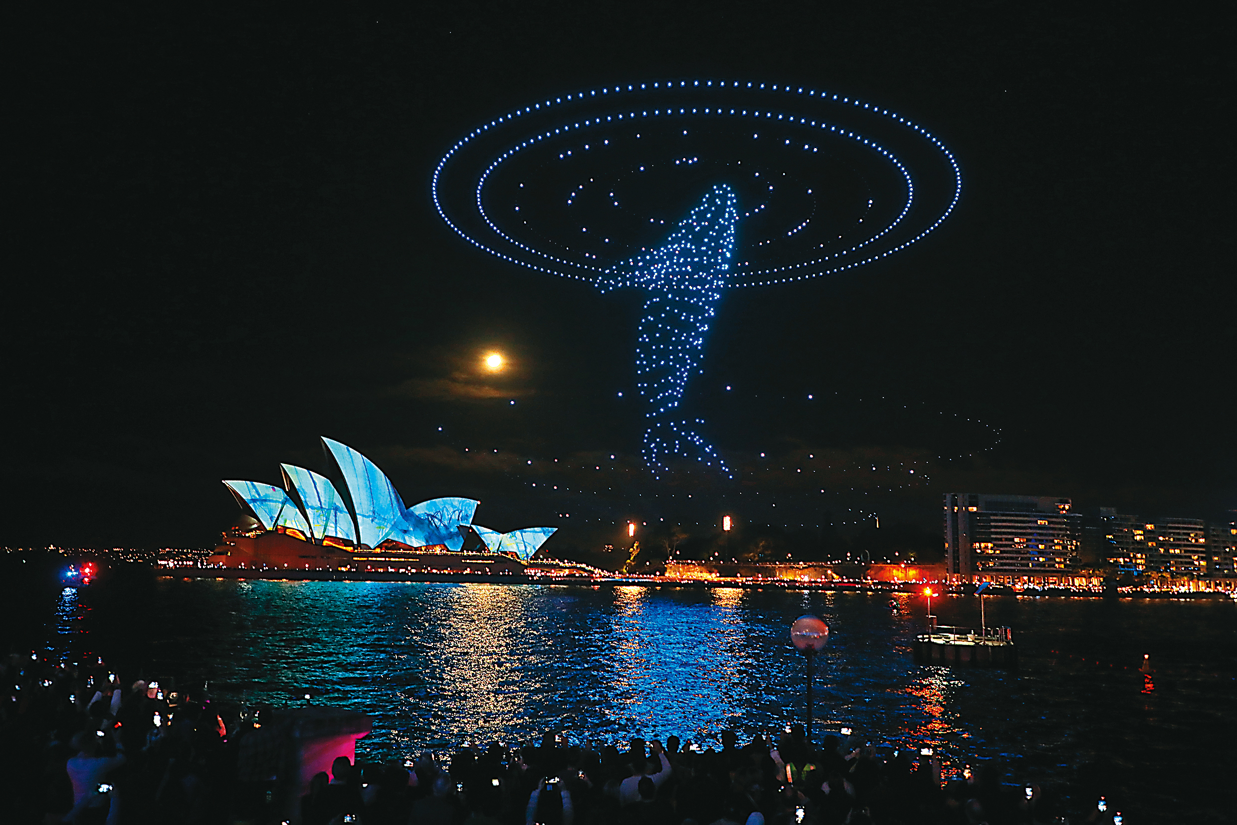「Vivid Sydney繽紛雪梨燈光音樂節」在每年5至6月舉辦，疫情停辦2年後的2023年，特地舉辦盛大的無人機匯演。