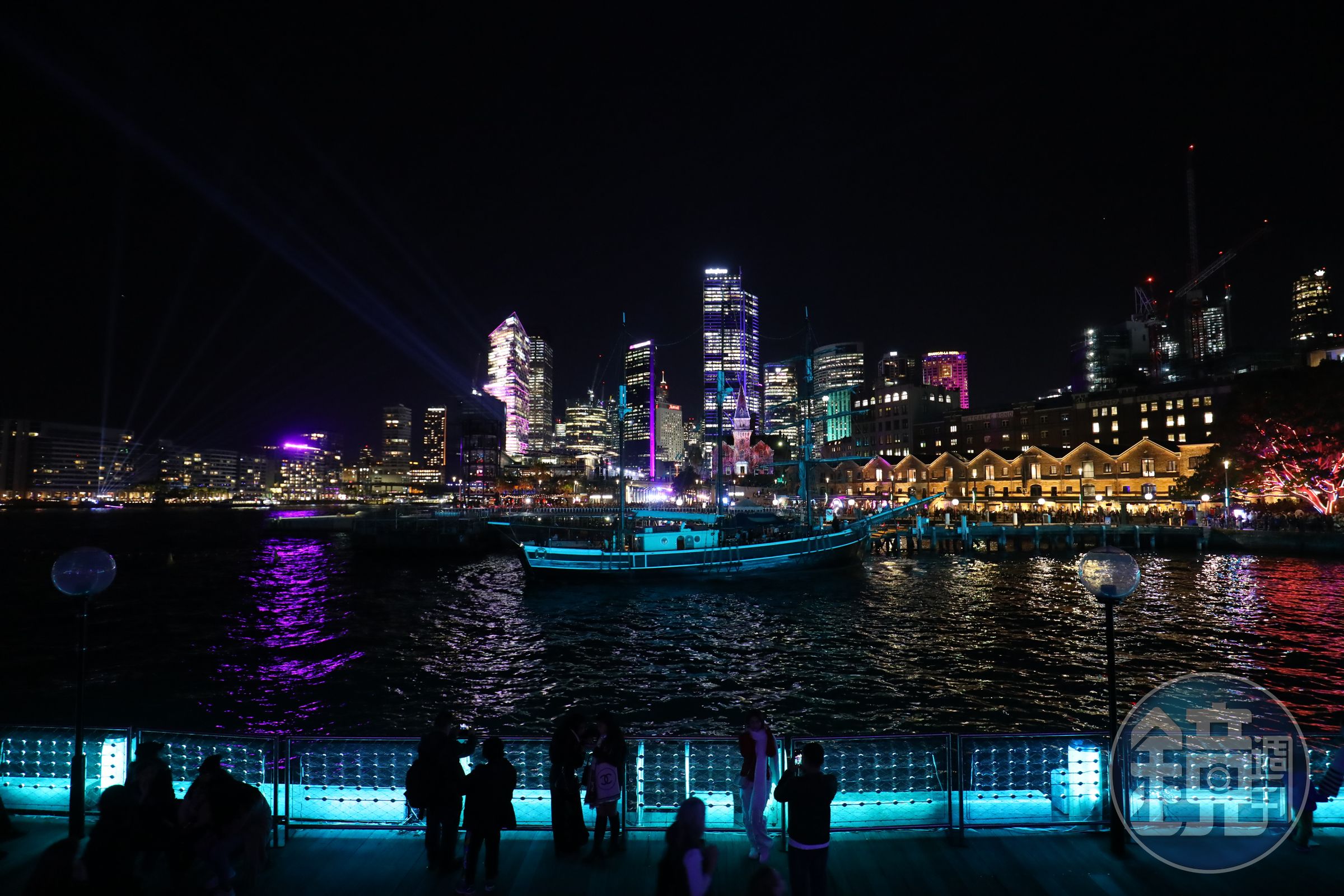 入夜後的雪梨港，因為Vivid Sydney登場而顯得光彩奪目。