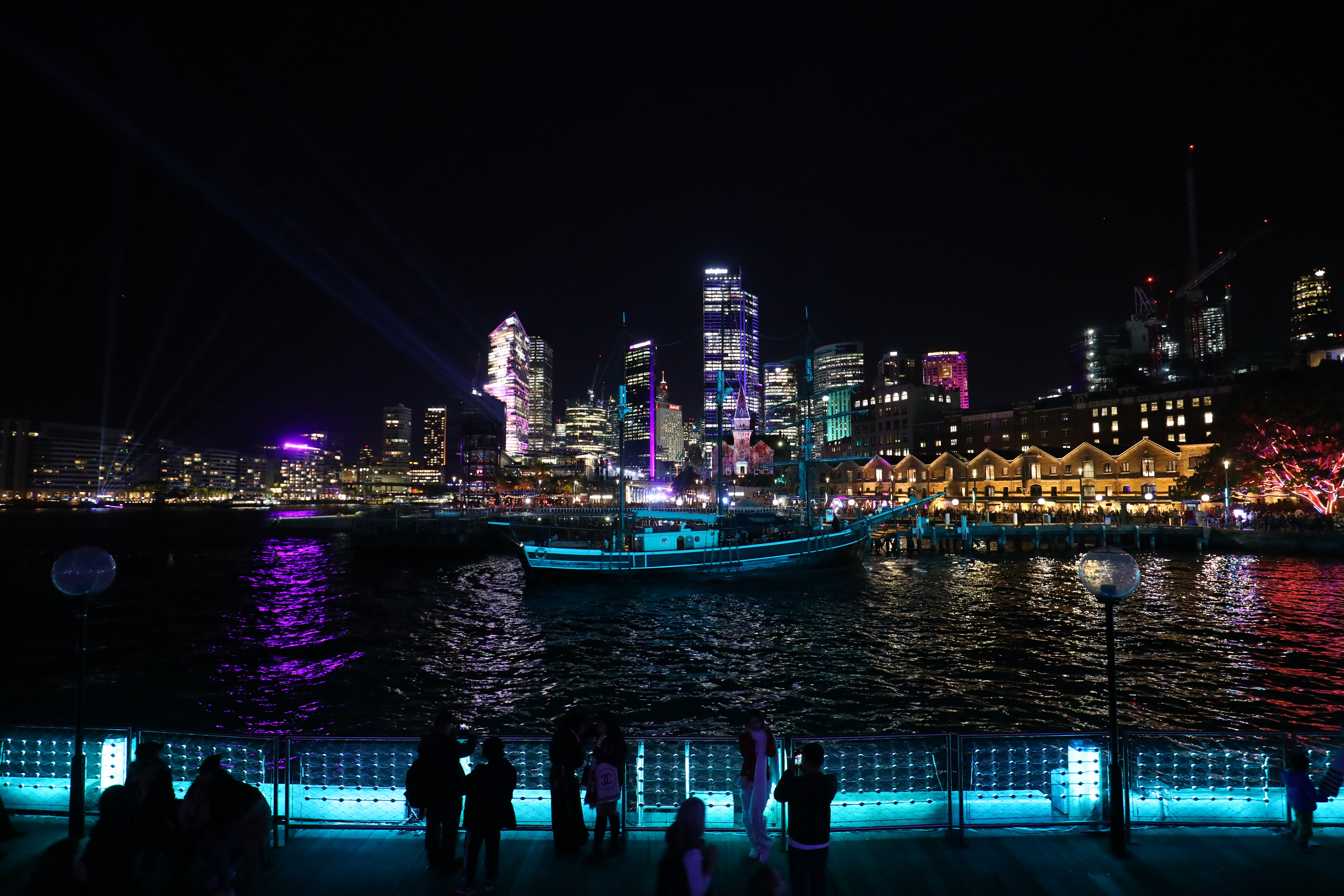 入夜後的雪梨港，因為Vivid Sydney登場而顯得光彩奪目。