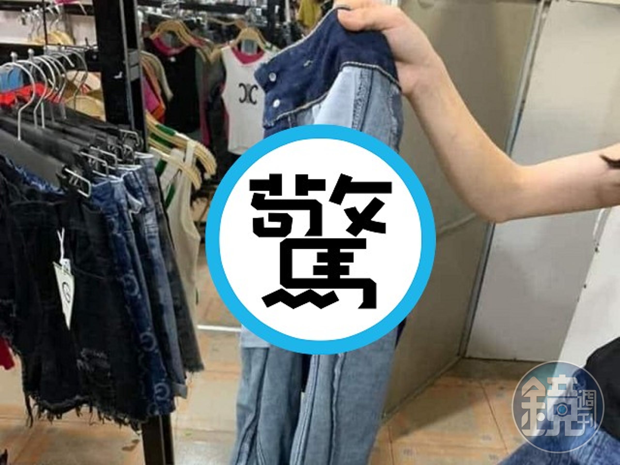 女試穿牛仔褲直接留下原味內褲！網驚「卡褲襠有味道」，老闆急尋失主。（翻自臉書Cười Cả Ngày）