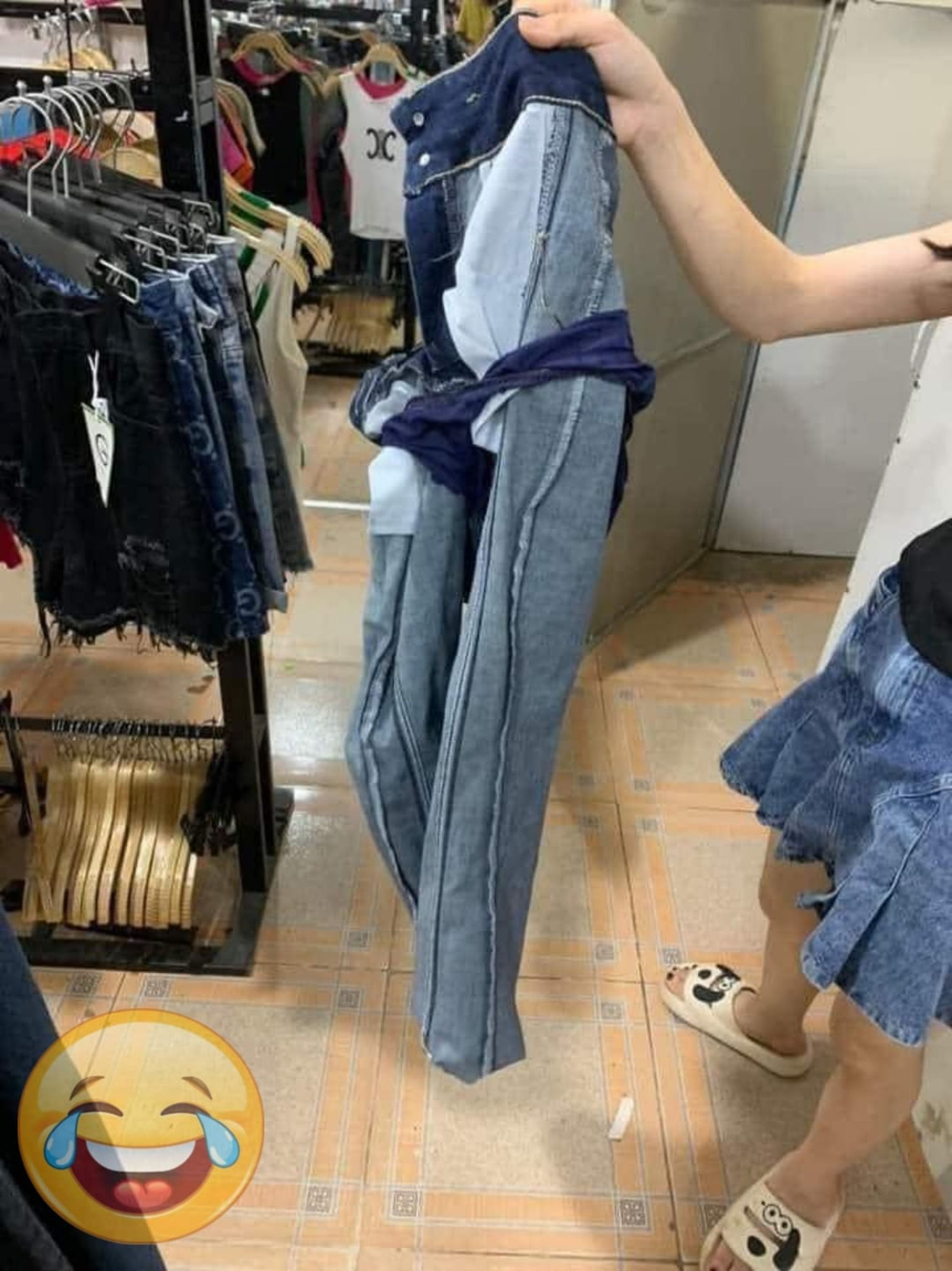 到底是誰的內褲？引發網友好奇。（翻自臉書Cười Cả Ngày）