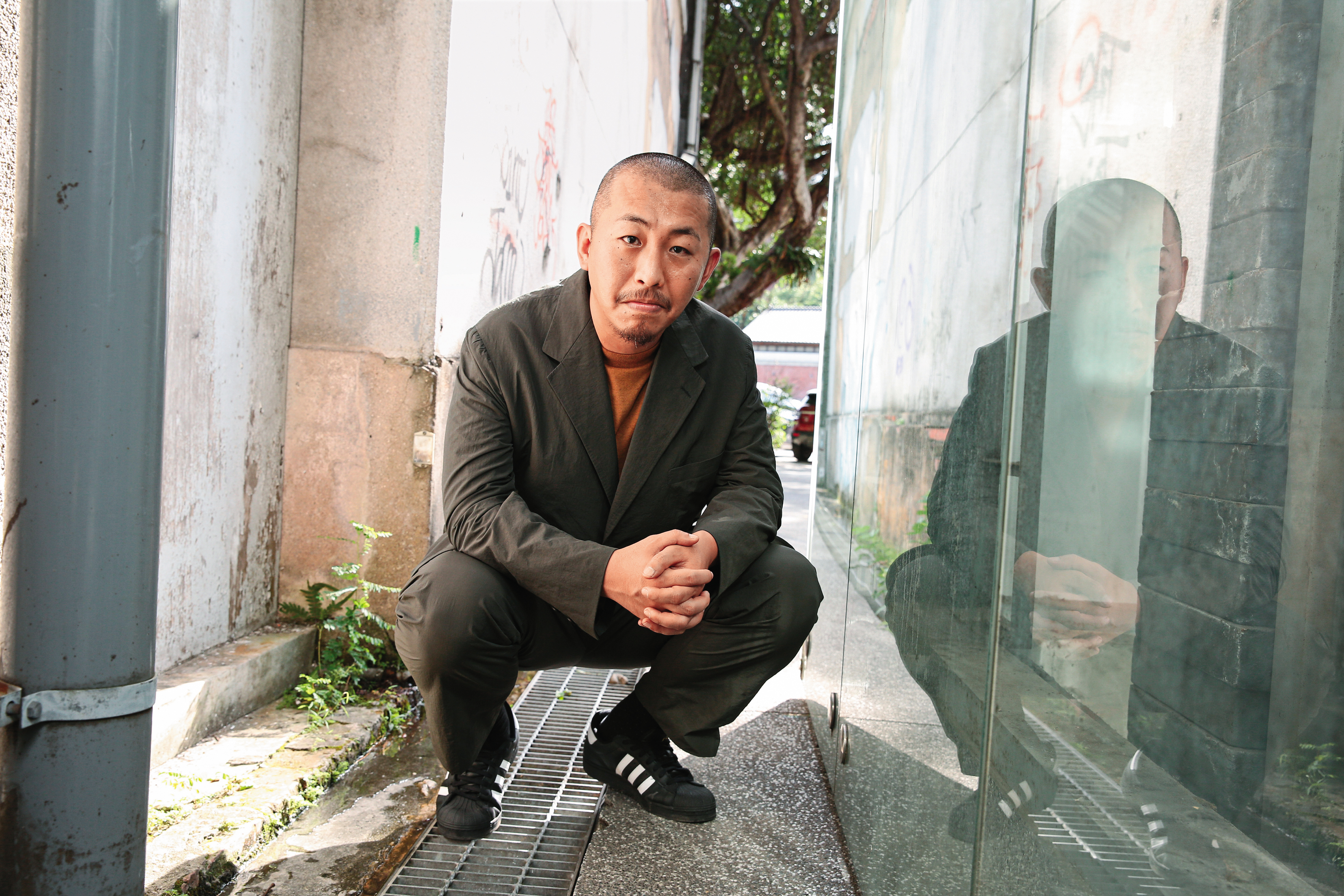 編導三宅唱不只針對影片涉及的各種題材進行田調與訪問，也親自下場練習拳擊。
