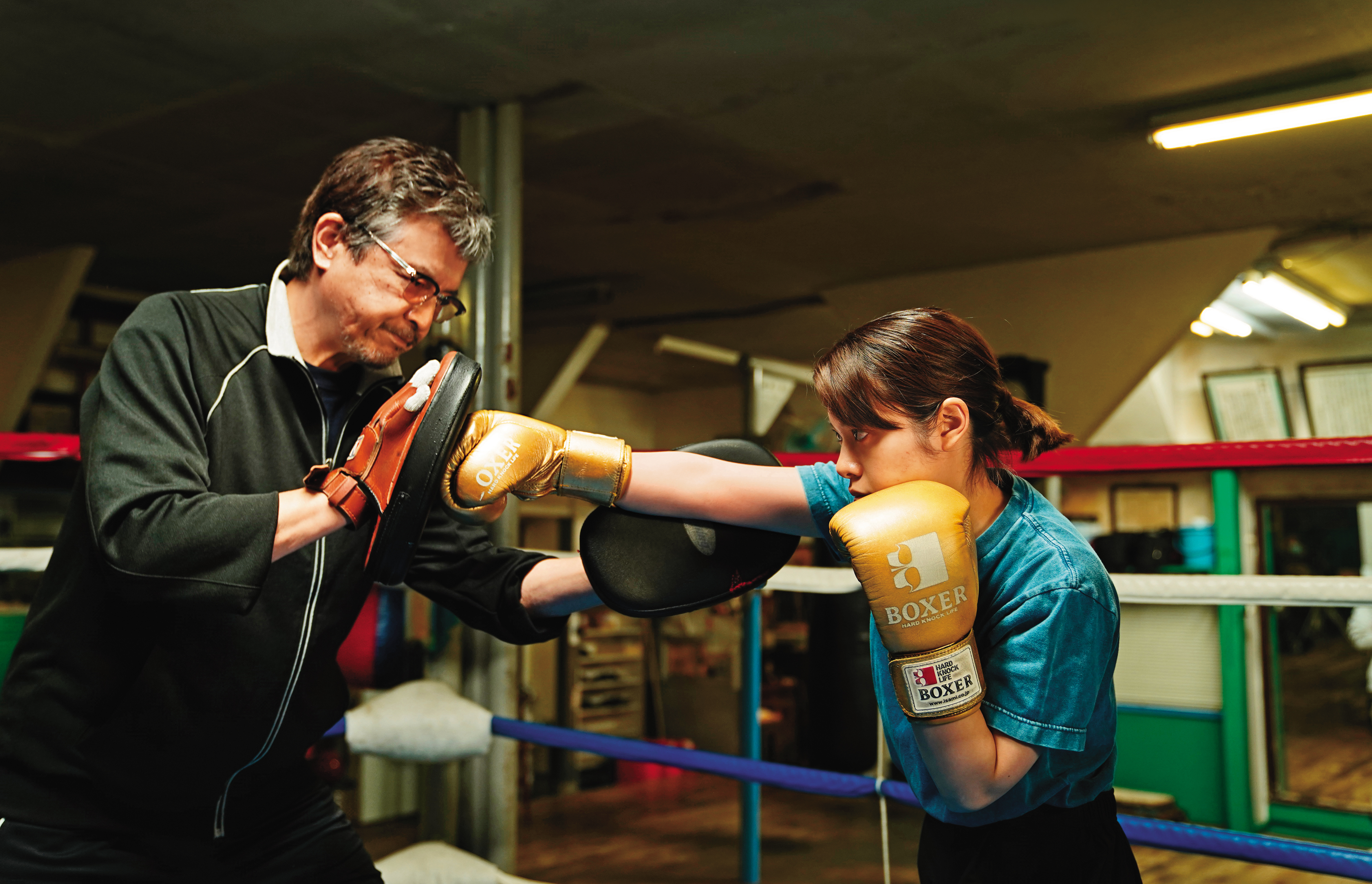 資深男星三浦友和（左）與飾演聽障拳擊手的岸井雪乃（右）在片中情同父女、默契十足。（光年映畫提供）