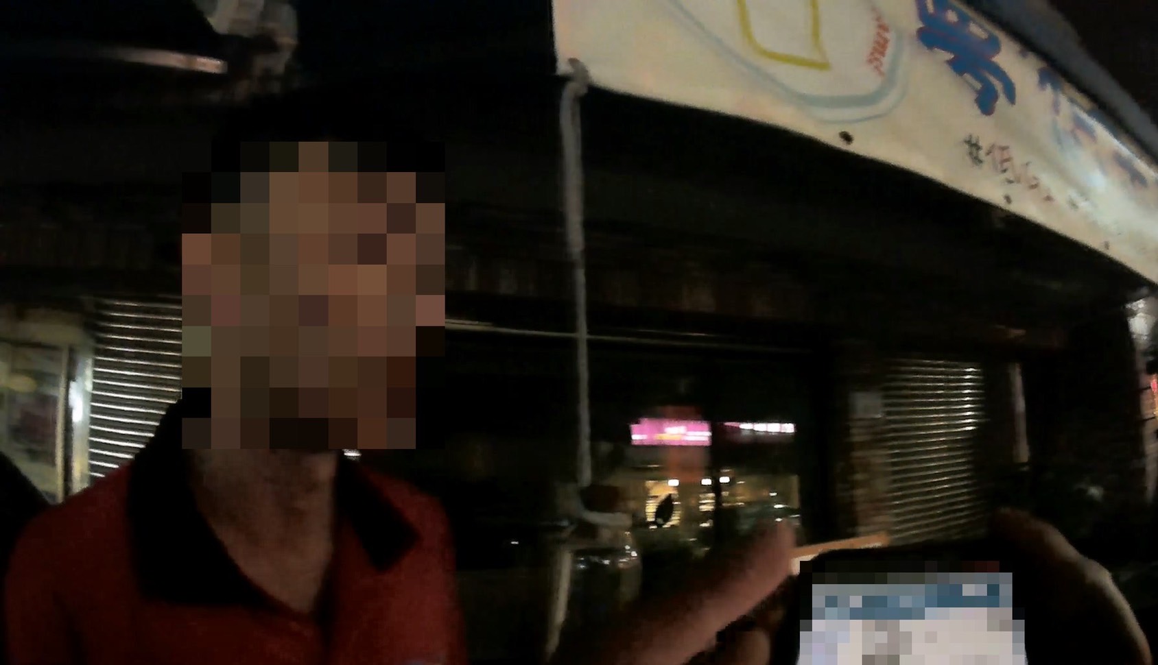 因詐欺案遭通緝的余男，因交通違規被警方攔下盤查落網。（翻攝畫面）