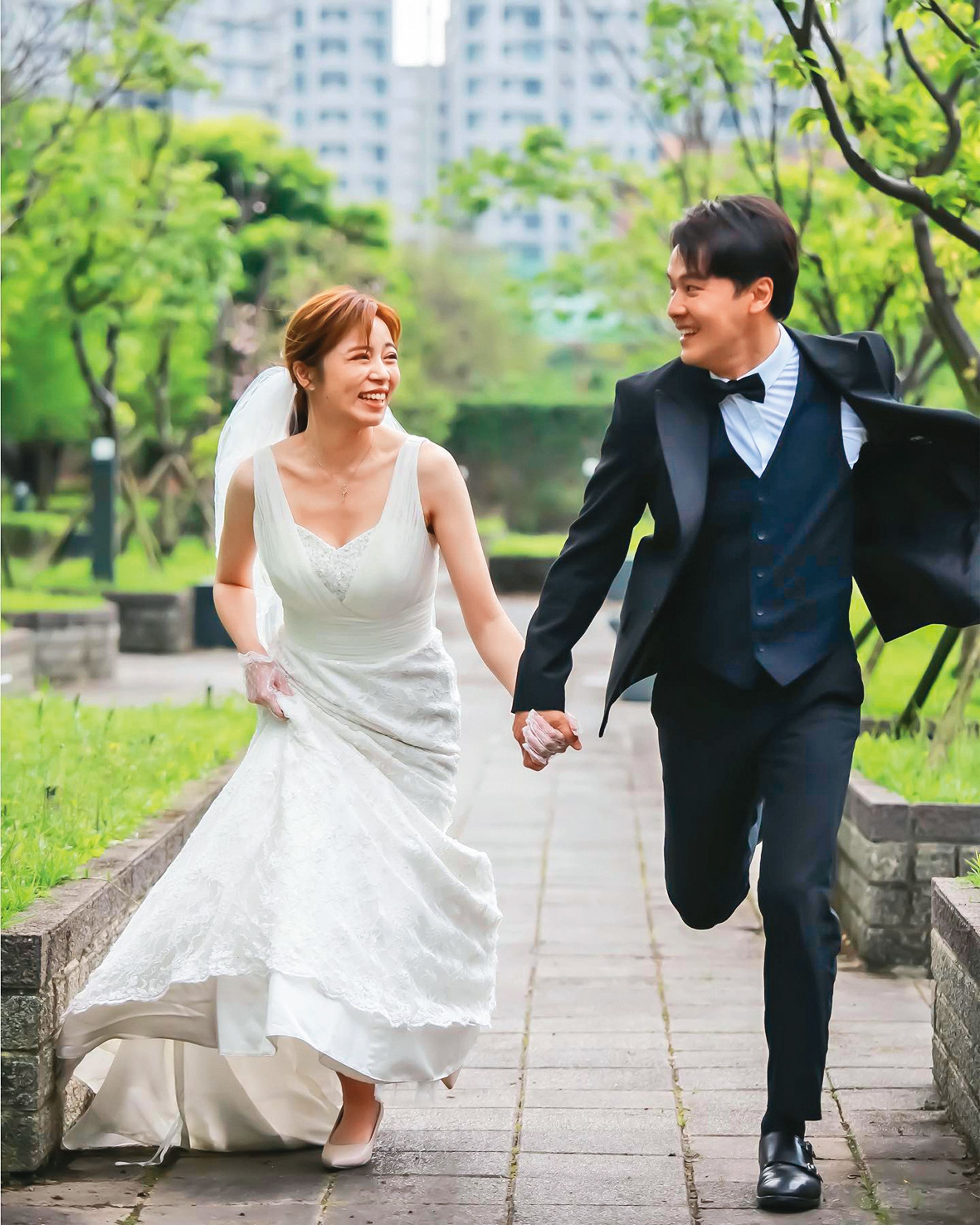 王瞳(左)和黃文星(右)在《市井豪門》中的婚禮重頭戲,劇組斥資7位數,動員超過百名工作人員,歷時3天完成。