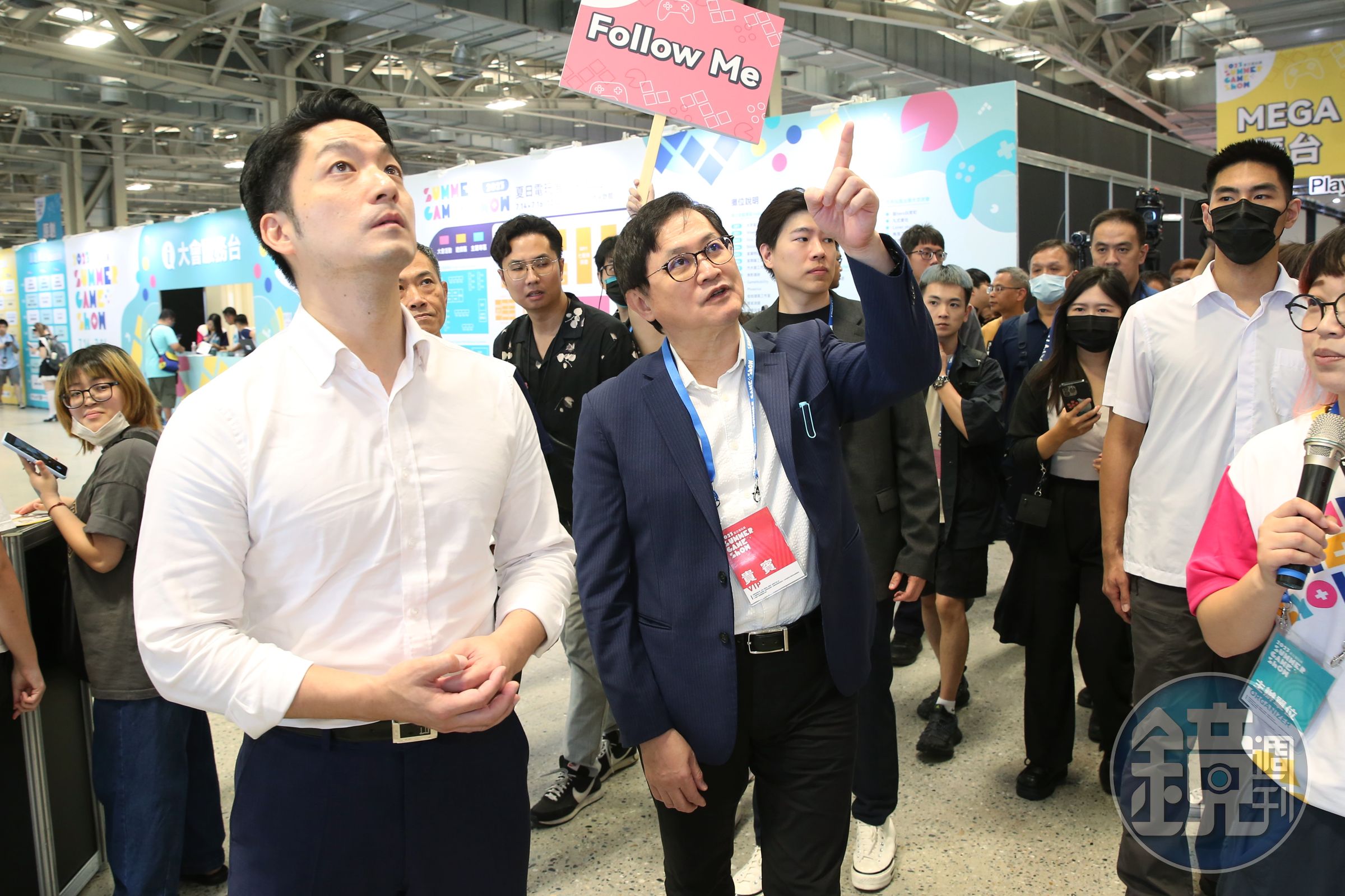 蔣萬安(左)今天與童子賢(右)一同出席「2023夏日電玩展」。