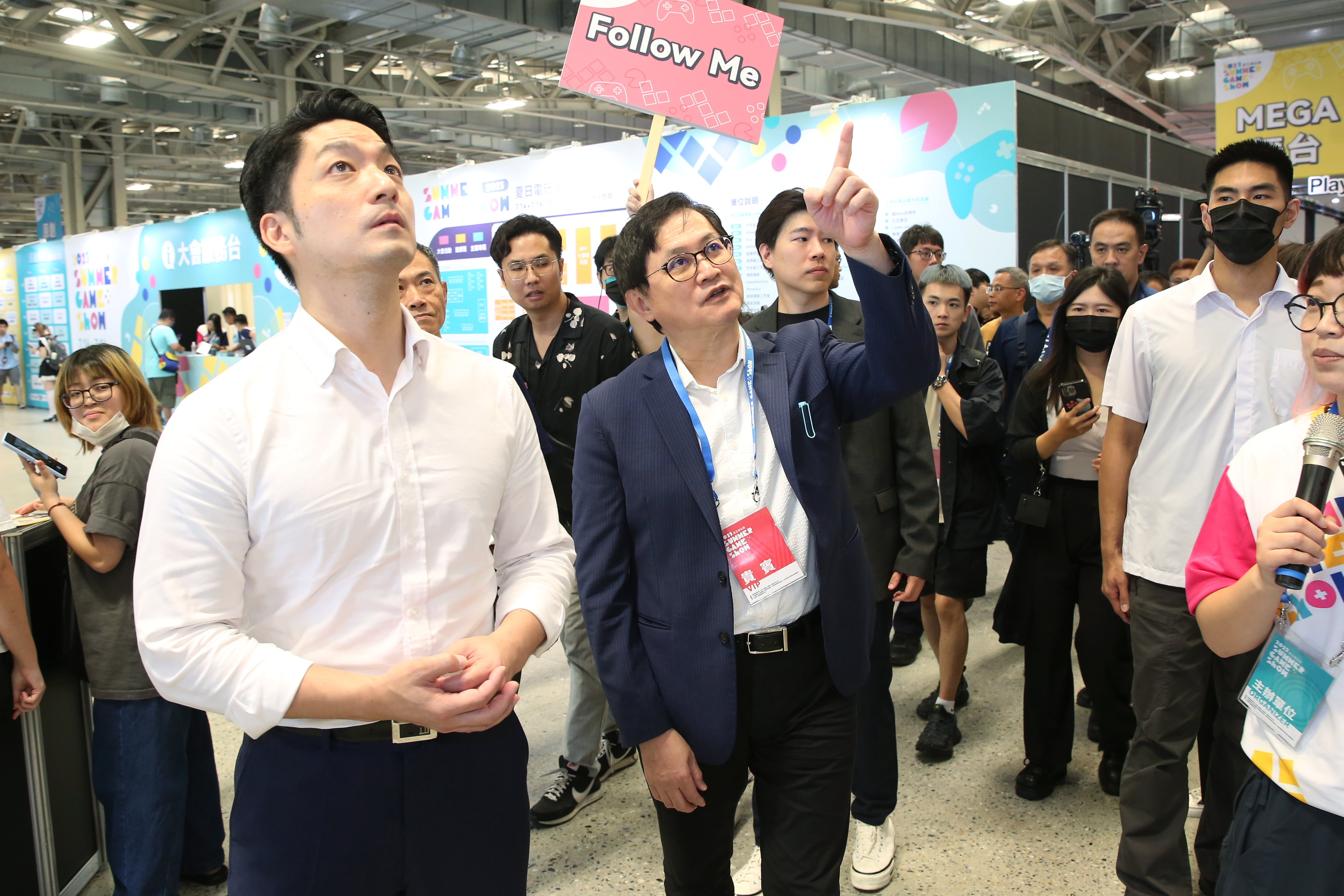 蔣萬安（左）今天與童子賢（右）一同出席「2023夏日電玩展」。