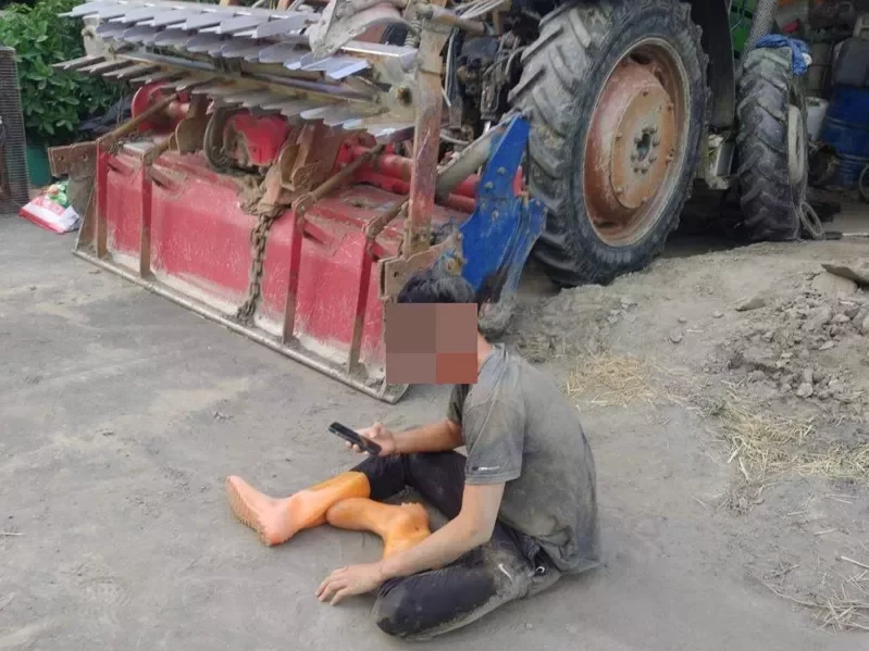 少年被便衣員警當成逃逸移工就要「當場逮捕」，而少年以為遇到綁票，逃跑過程中撞到耕耘機頭破血流。（民眾提供）