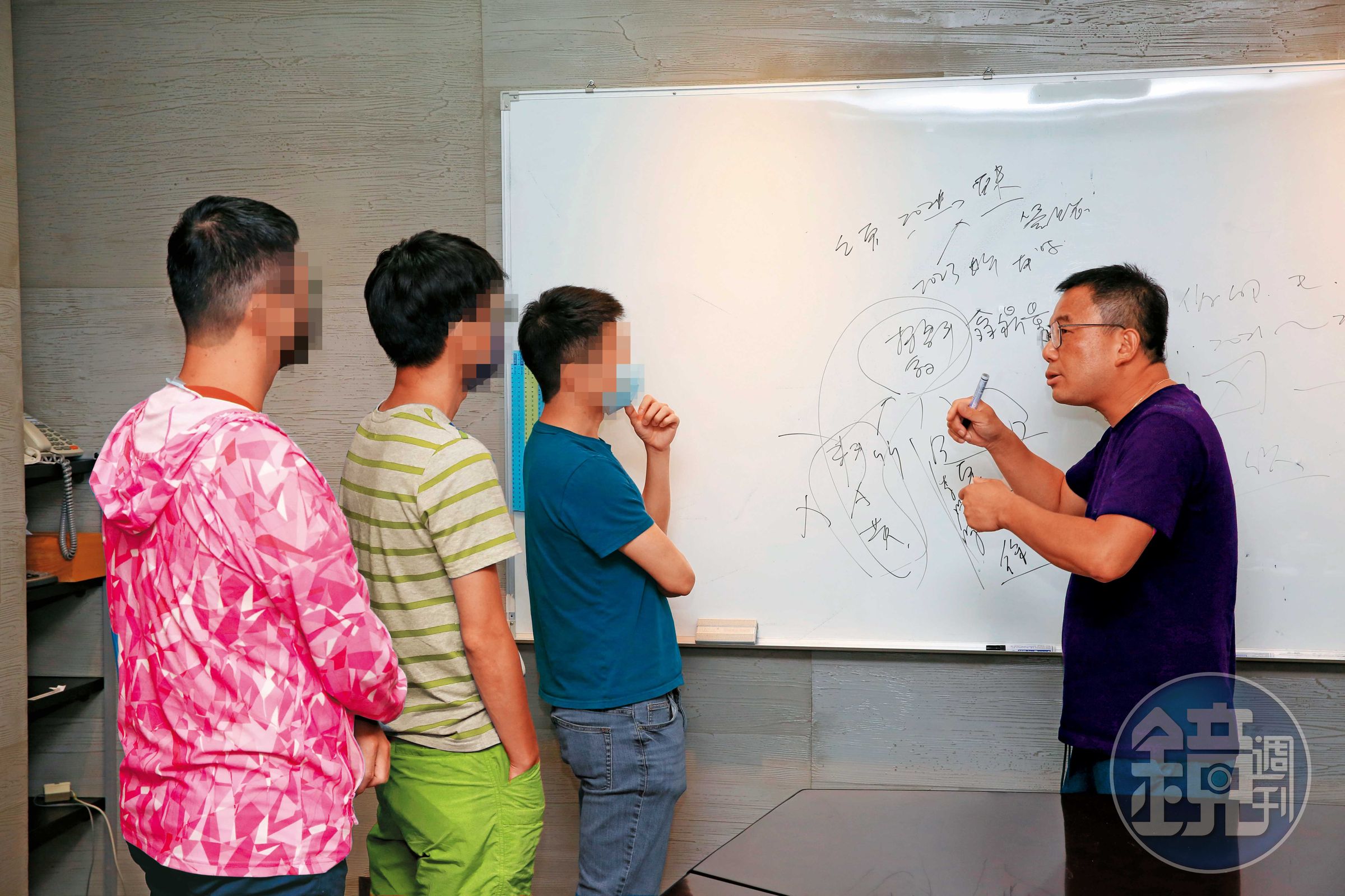 住宅週報社長陸敬民（右）向受害人說明可能的詐騙手法。