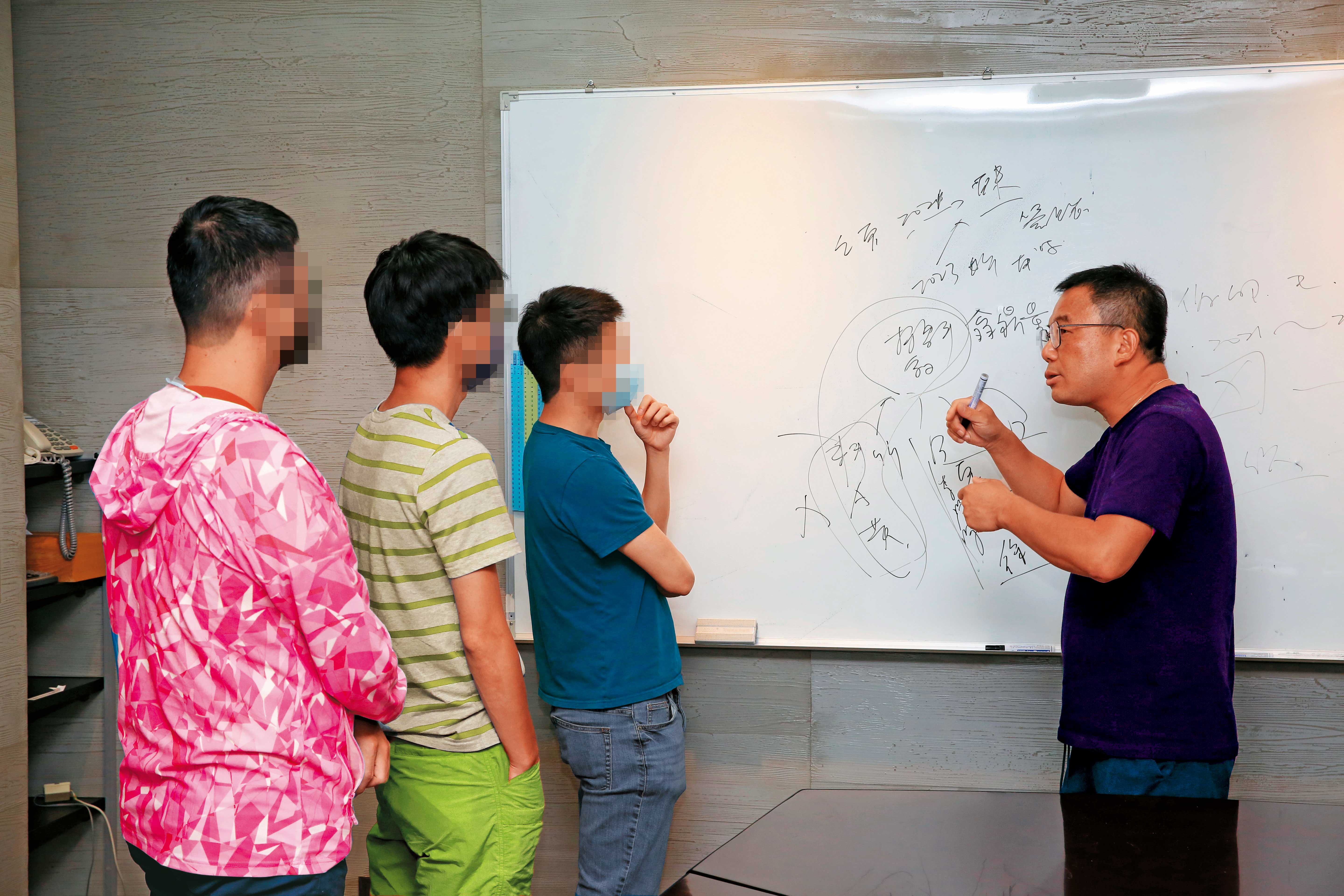 住宅週報社長陸敬民（右）向受害人說明可能的詐騙手法。