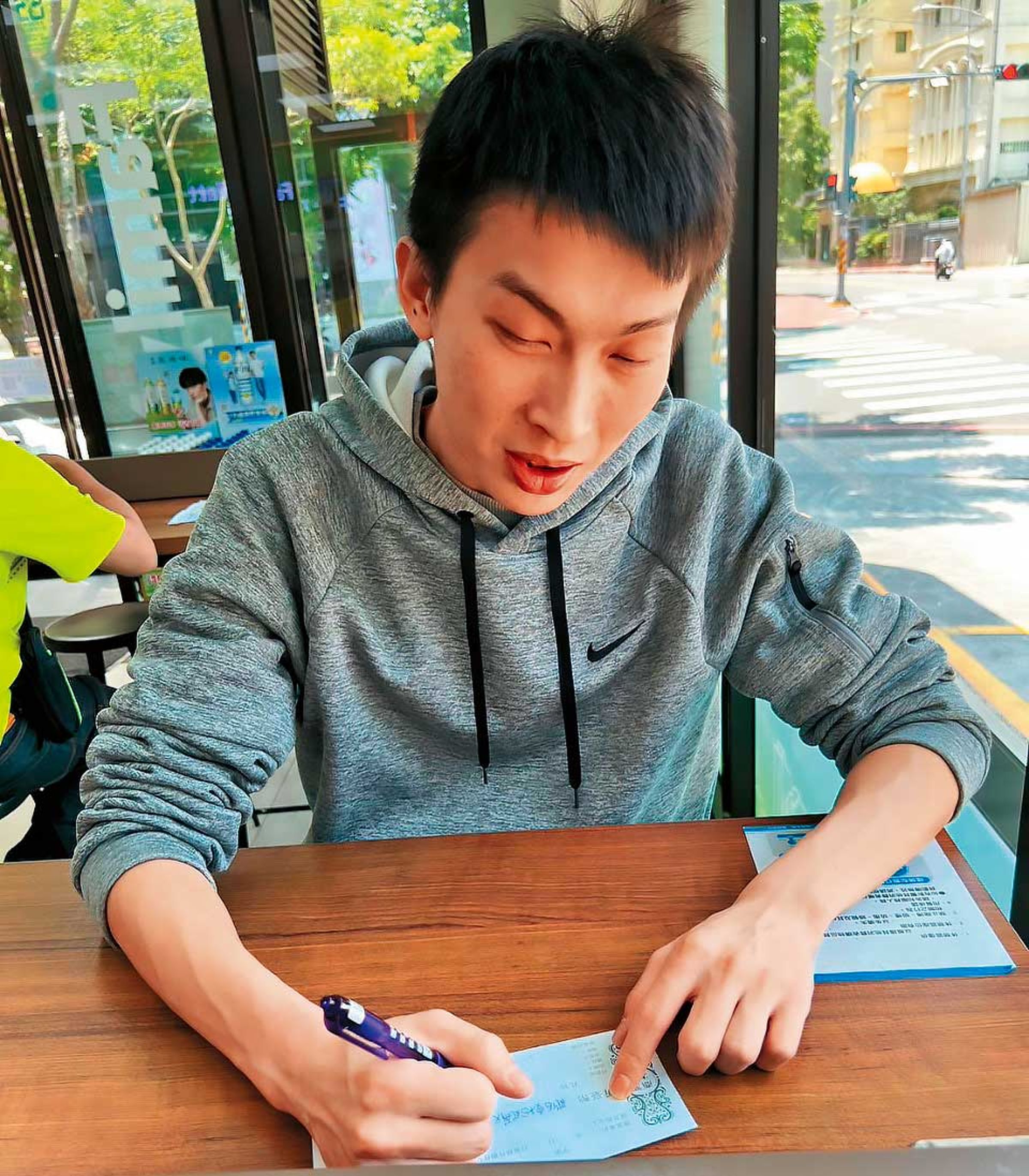 黃姓中人(圖)過去為知名品牌房仲,且願意簽署中人費同等金額本票,藉此取信於受害人。(受害人提供)