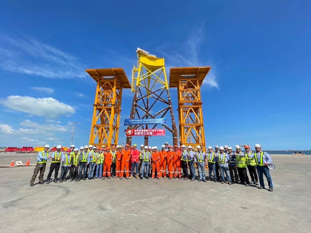 世紀風電所承攬的62座彰芳西島風場專案之套管式水下基礎，於今日提早全數交貨完畢。（世紀風電提供）