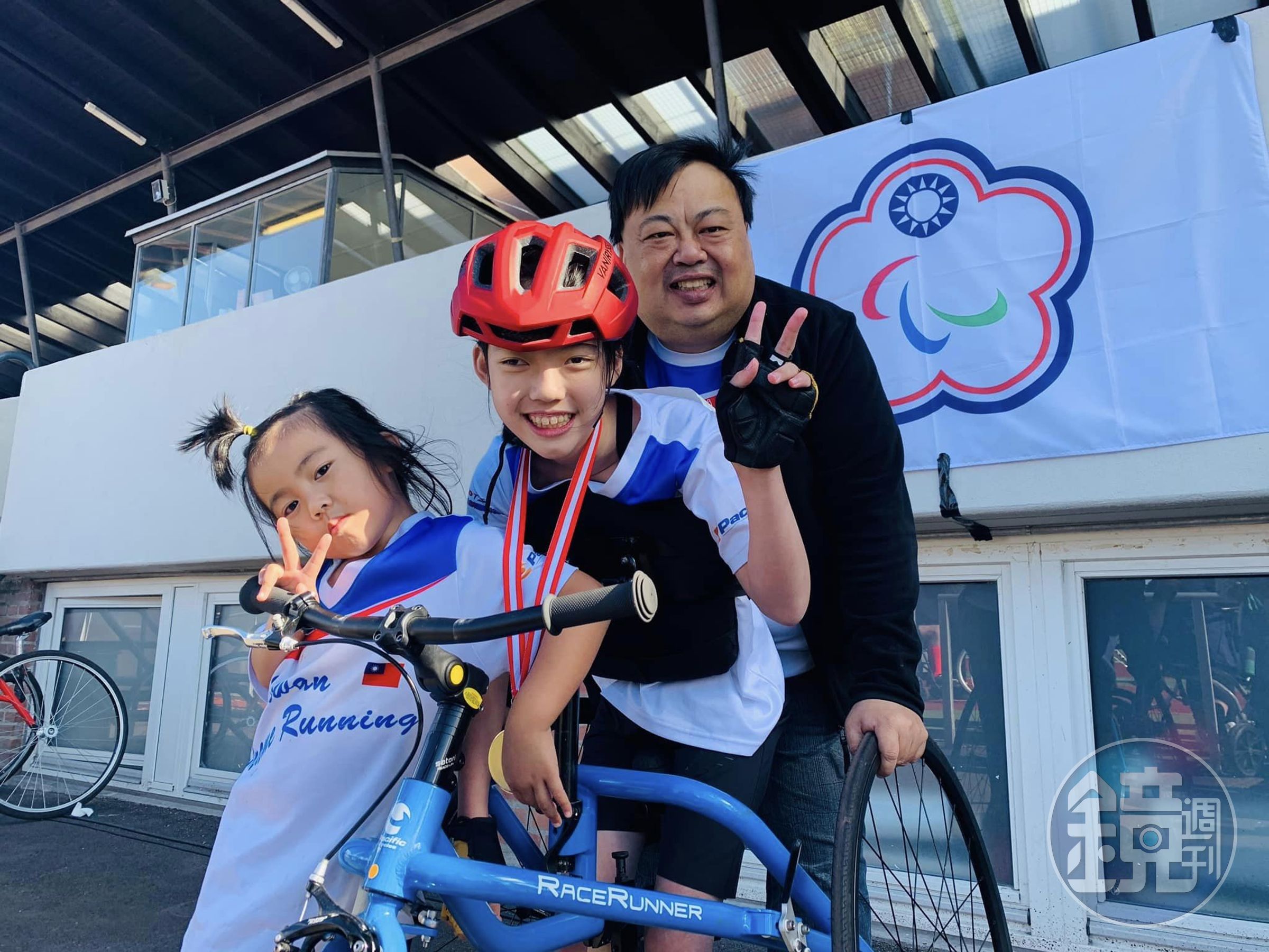 姚宥米（中）在2022年參加Frame Running腦麻競速車國際盃斬獲3面金牌。也讓林鳴皋（後）下令設計開發的RaceRunner助行三輪車大放異彩。（太平洋自行車提供）