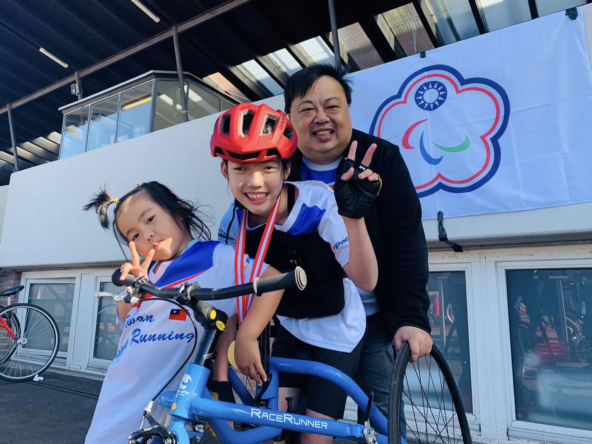 姚宥米（中）在2022年參加Frame Running腦麻競速車國際盃斬獲3面金牌。也讓林鳴皋（後）下令設計開發的RaceRunner助行三輪車大放異彩。（太平洋自行車提供）