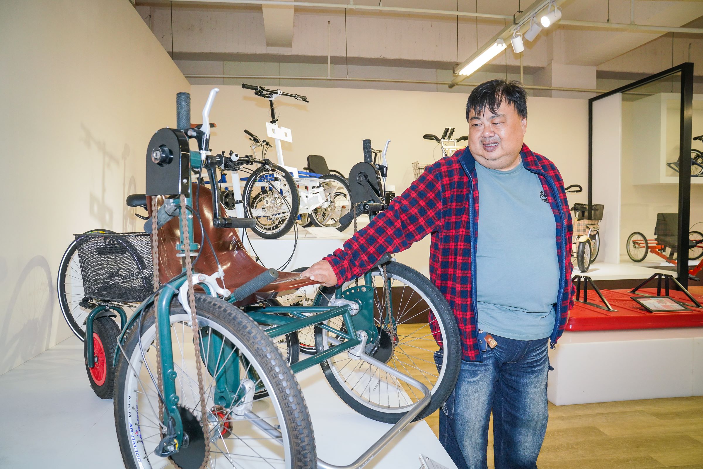 圖示即為聯合國委託太平洋自行車修改設計生產的防爆地雷車，基於機密原則，原車三面坦克鋼板已被拿掉。林鳴皋表示，開發製作過程中有許多好氣又好笑的故事。