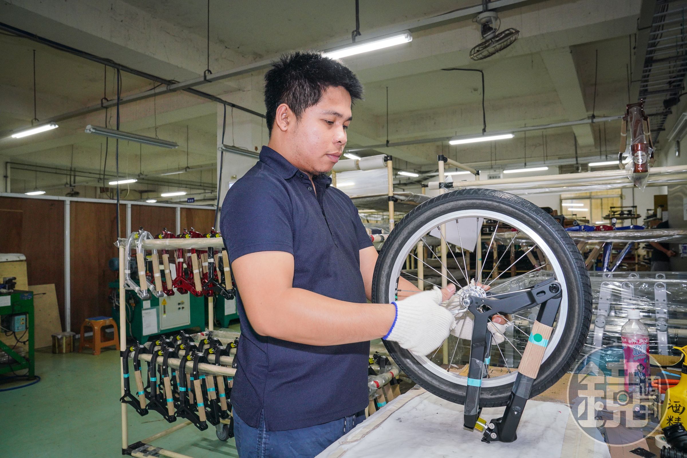 太平洋自行車招牌BIRDY折疊車，儘管車架七五％以上採機器人製作。不過，其他有些車身組成還是得靠人力技術搞定。